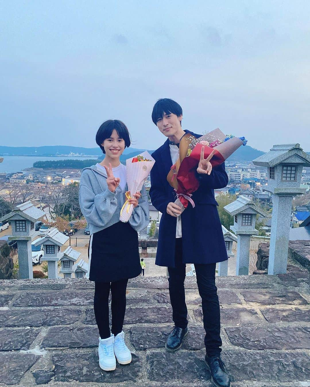 村川翔一のインスタグラム：「『天尊降臨ヒムカイザー THE MOVIE』  ㊗️公開初日　おめでとうございます！  僕はまだ観られてないので 観るのが楽しみです！いつになるかな。。  おずむ衆のみんなと。  ニナちゃん、カズマ、イリュウくん ハルくん、リョウカちゃん、コノちゃん  エネルギーある素敵な共演者です✨  ※親御さんには許可取り済み #天尊降臨ヒムカイザーthemovie #ヒムカイザー  #宮崎県 #ご当地ヒーロー #宮崎 #門川 #門川町  #NINA #安河内一真 #佐久間唯立 #楠元遥人 #大山涼風 #谷口木の羽」