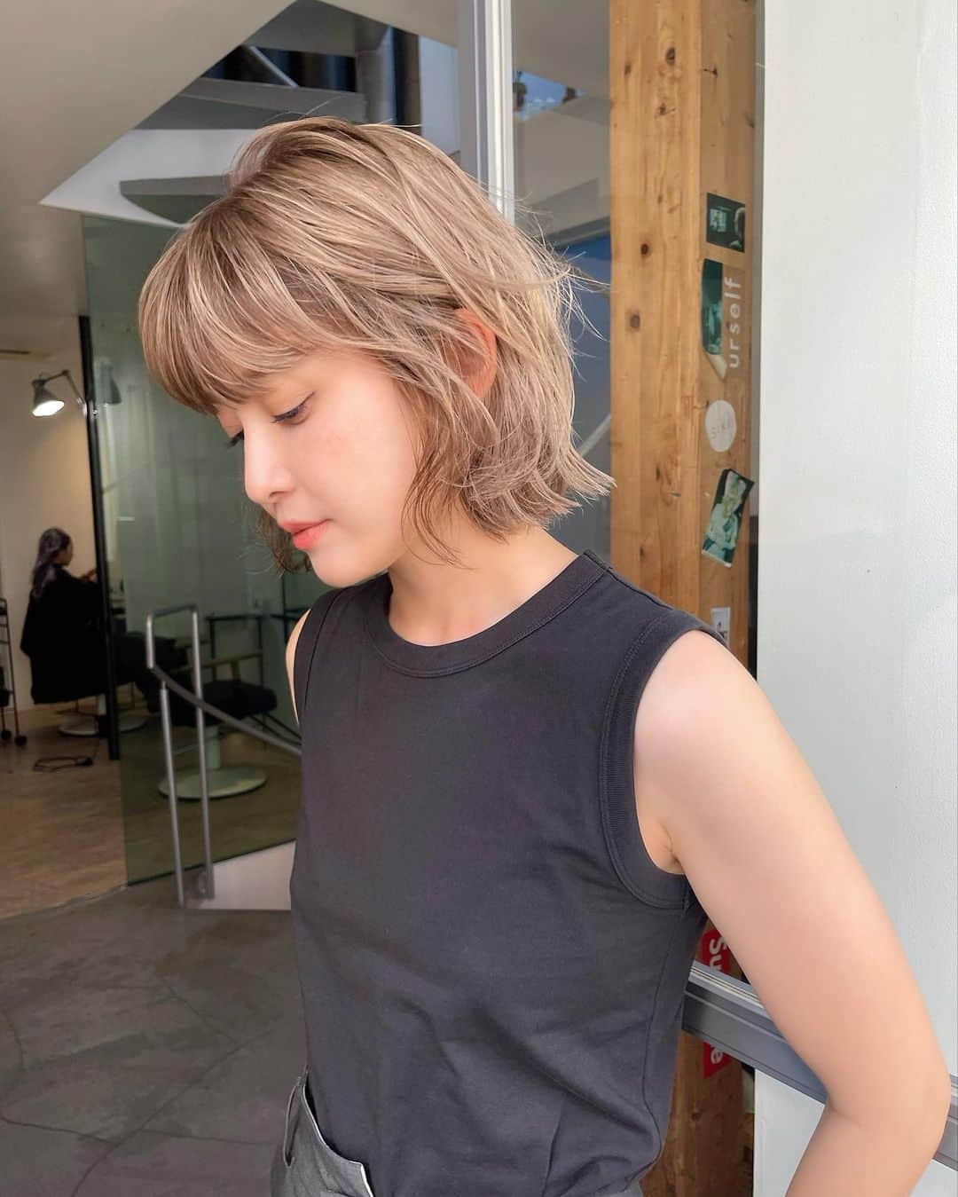 和田えりかのインスタグラム：「new color 🔅 秋に向けてこっくりと🍂👧🏽 ローライトたっくさん🫶🏻 昨日染めてきたんだｧー。  @miku__kondo 有難う~、 いつも相談して結局お任せ🫰🏻笑  #🤍#newcolor」
