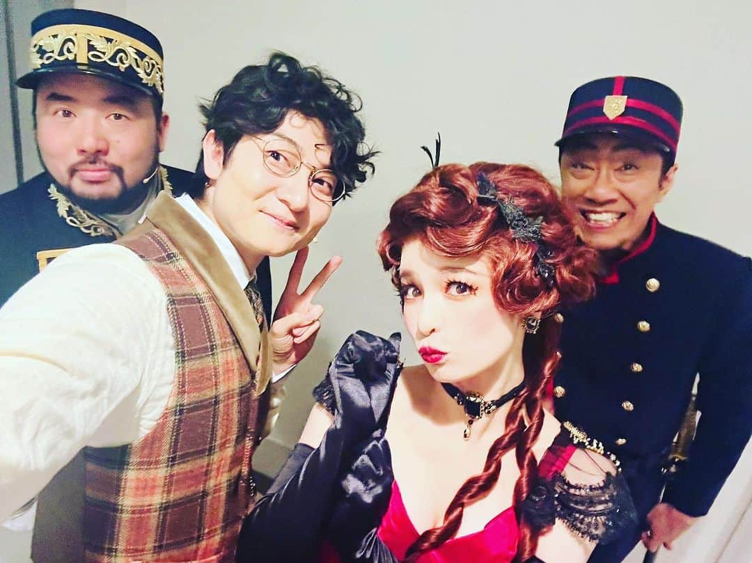 幹てつやのインスタグラム：「ファントム東京公演から  カルロッタの #皆本麻帆 ｻﾝ  ジャンクロードの #中村翼 ｸﾝ  ルドゥー警部の #西郷豊 ｻﾝ  そして、警部の #幹てつや   楽屋ロビーから📸  #ミュージカル  #ファントム #出演者」