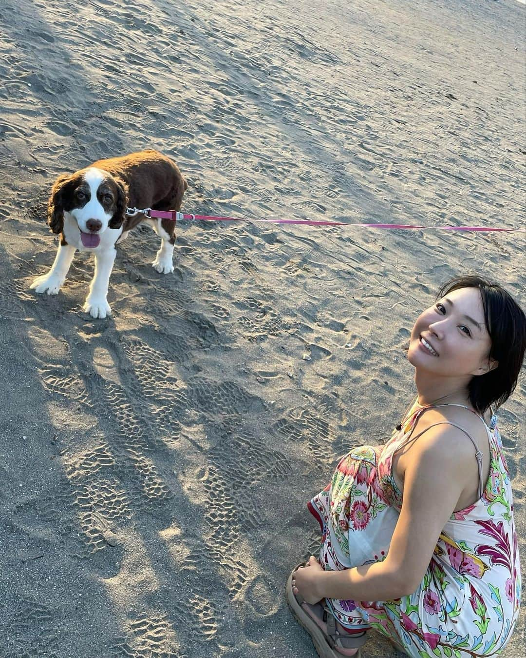 羽生アリサさんのインスタグラム写真 - (羽生アリサInstagram)「海に行ってたよ！⛱️🐶 毎日とっても暑いけど夏もあと残り少しかな？  体調に気をつけて残りの夏楽しもうね🫶🙌🍉✨  #最近の羽生さん #夏ももう少し  #⛱ #🏖️#🐶 #🤍   毎日アイス食べたい🥹🍧」8月18日 12時29分 - arisa_hanyu