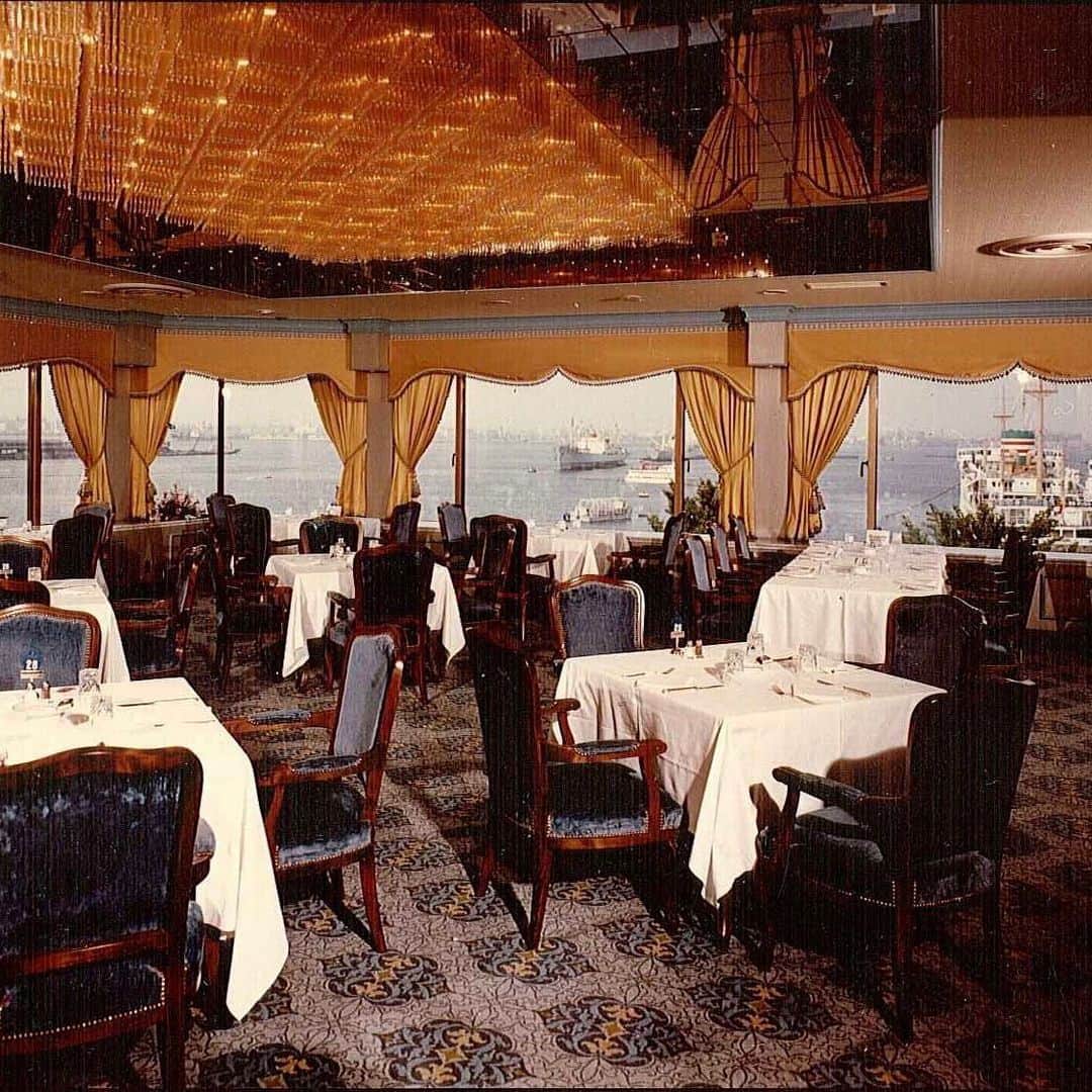 【公式】ホテルニューグランドのインスタグラム：「＊ 本館5階の「スターライトルーム」 現在ご宴会場となっているこの会場は、戦後ルーフガーデンレストランとして営業しており、1958年には2代目総料理長 入江茂忠が磨きをかけたニューグランド伝統のフランス料理と横浜港を一望できる眺望で人気を博したレストラン「スターライトグリル」に生まれ変わりました。   時代とともに様々な変化を遂げてきた会場で素敵なひと時を🌕🌾   📸写真1枚目：スターライトグリル 写真2・3枚目：スターライトルーム(2023年撮影)   ----------------------------------------------------------- スターライトルームにて開催！ 「お月見キャンドルナイト2023」 ■開催日時：9月29日(金) 19:00~20:30 ■料金：￥15,000（お食事、お飲物、消費税、サービス料） サロードやシンギングリンを用いた ヒーリングミュージックの生演奏と共に、 ホテル伝統のフランス料理に和の食材やエッセンスを加えた 和フレンチをお楽しみいただけるイベントです -----------------------------------------------------------   #ホテルニューグランド #横浜 #横浜ホテル #クラシックホテル #スターライトグリル #スターライトルーム #宴会場 #披露宴会場 #結婚式 #披露宴 #フォトジェニック #写真映え #満月 #中秋の名月 #お月見 #お月見イベント #音旋響 #コウサカワタル #叶さとみ  #シンギングリン #ヒーリング #クリスタルシンギングボウル #サロード #キャンドル #キャンドルナイト #歴史的建造物 #歴史 #hotelnewgrand #yokohama」