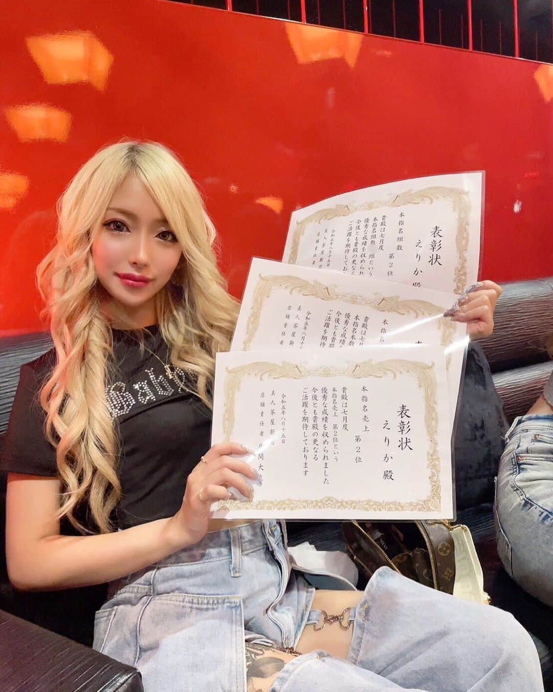 のインスタグラム：「7月度ありがたいことに売上、指名組数、本数NO.2でした✨️ 1位は取れなかったけど、100人近くいる美人茶屋で2位とれたことは 自信にも繋がったし、ここで満足しないでもっとがんばろうって思えました🎶  一度でも来て頂いたお客様、飲んでくれたキャストのみんな 協力してくれたボーイの皆々様 ありがとうございましたっ🩷🩷 これからもよろしくねえ^_☆  #歌舞伎町 #キャバ嬢 #キャバクラ #美人茶屋 #美神絵梨華 #ショートカット #金髪 #ギャル」