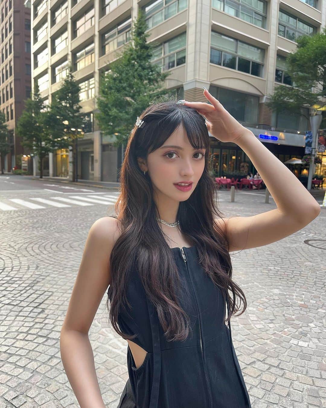 エブラヒミ椎菜のインスタグラム：「・ 秋になる前に夏っぽいお洋服 もっともっと沢山着たい✨️  Overalls: @callautia_official  Necklace: @hm  Shoes: @orientaltraffic_official   #カジュアルコーデ #サロペット #サロペットコーデ #夏コーデ #オーバーオール #ブラックコーデ #instagram #instagood #instalike #ootd #좋아요그램 #좋아요반사 #좋아요테러 #좋반 #오오티디룩#いいね返し #단발머리 #미용실 #데일리룩 #머리스타그램 #좋아요폭탄 #팔로우미 #셀카 #셀끼꾼 #01년#01」
