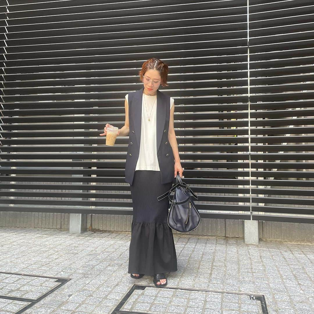 山本あきこさんのインスタグラム写真 - (山本あきこInstagram)「おZARAベストな夏コーデ👾🖤  ワンツーコーデになりがちな夏コーデも  ベストをオンすれば簡単ちょっと手がこんどる？🤣♡ なコーデに決まるよん♪  オススメ👍  ベスト　#ZARA トップス　#uniqlo #mamekurogouchi  スカート #gallardagalante  バッグ　#loewe  シューズ　#manacraftshoes   昨日はね、大好きなミランダかあちゃんの ブランドの展示会にもおじゃましたんだー❤️  めっちゃ可愛くてわーきゃーていへんやった🤣ww  その模様はストーリーにあげるね🥰🥰 　 　 　 @akiko_yamamoto__  📍なぜだかオシャレに見えるアイテムや 　　着こなし術を紹介してます🧒🏼 📍ハイライトからもチェックしてみてね🙌🏻 🔖ブックマーク保存して購入の際のご参考に🤟🏻 　 　 #ザラジョ #ザラコーデ #ユニクロ購入品 #ユニクロコーデ #夏コーデ #夏ファッション #ユニジョ #マーメイドスカート #ショートボブ #ショートボブアレンジ #なぜおしゃ研究家 #山本あきこ 　 　 🗣募集中‼︎🎉🎉🎉 Akiko Yamamoto community. 「SAYC」追加メンバー募集中❤️‍🔥❤️‍🔥 詳しくはサブ垢 @akimyon_yama_  を見てね🫶🫶」8月18日 12時37分 - akiko_yamamoto__