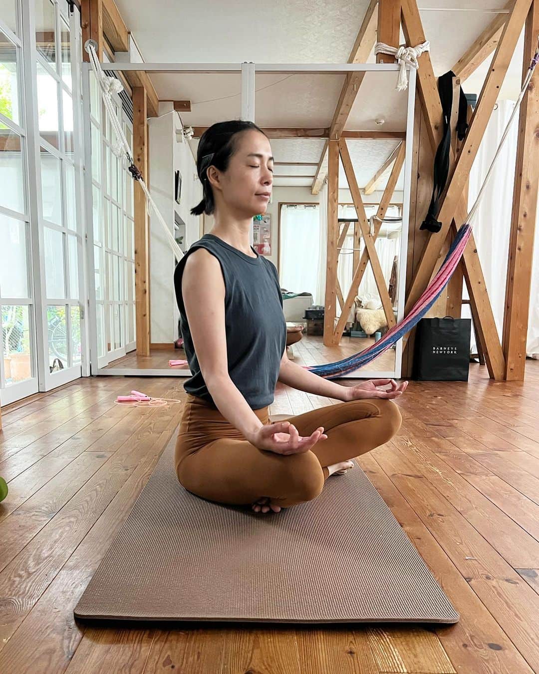 AYUMIさんのインスタグラム写真 - (AYUMIInstagram)「🧘‍♀️ 久しぶりに集中できたヨガ  ゆっくり動いて 私自身が喜んでいた  目の前にあること 愛の選択をして 楽しんでいこう  💫  #meditation  #yoga」8月18日 12時44分 - ayumiayunco