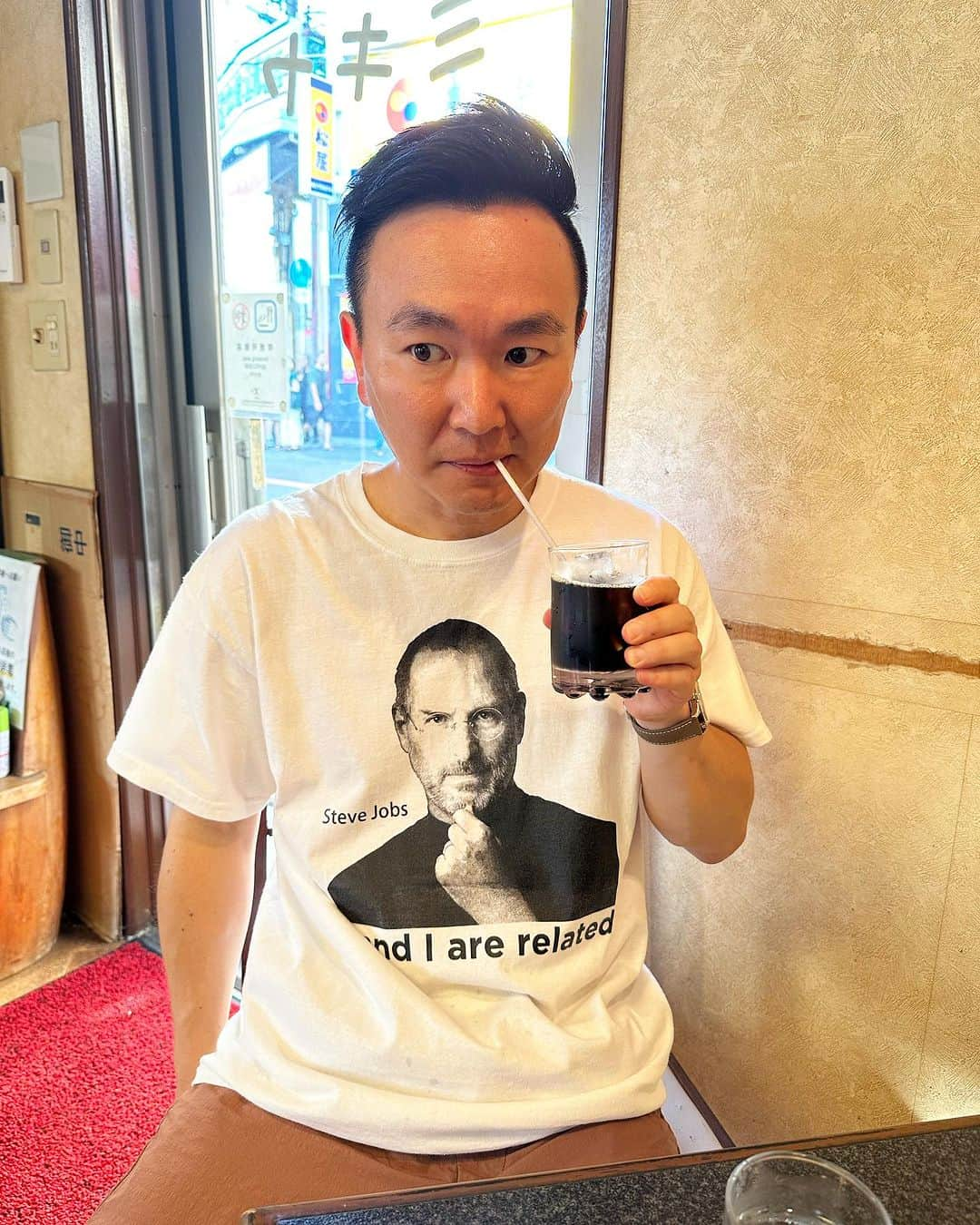 山内健司（かまいたち）さんのインスタグラム写真 - (山内健司（かまいたち）Instagram)「。 ヴィンテージTシャツめちゃくちゃハマりました  恐ろしいほどに😂  これはスティーブ・ジョブズTシャツ  先日新幹線止まって東京帰れなくなったから半日空きが出来て、久々に大阪でブラリショッピング✋  Weberの池田さんに大阪のオススメの古着屋さん聞いて、中崎町の古着屋さんケチャップライスさんに行った  めちゃくちゃ品揃え豊富🔥🔥🔥  ヤバい  楽しすぎた  4着くらい買った😂😂😂  ほんでこのジョブズTは買ってその場で着た🛀  俺別にスティーブ・ジョブズ好きとかではないねんけどなー  #ヴィンテージ古着  #ヴィンテージTシャツ #かまいたち山内」8月18日 12時53分 - sneakerkenji0117