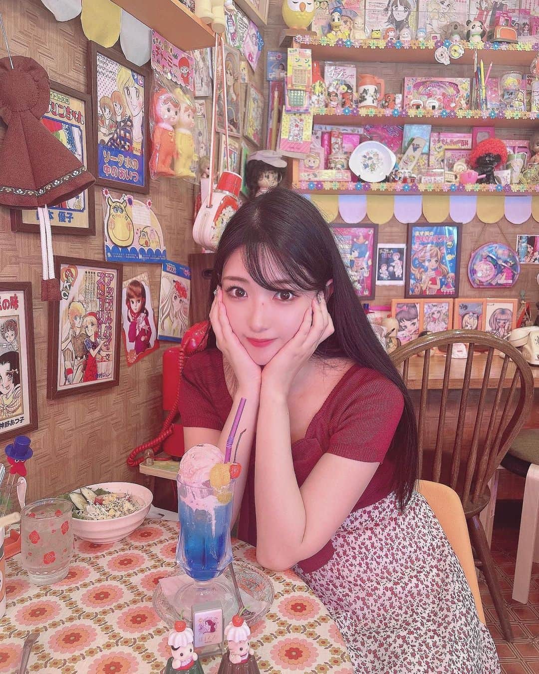 れみぱんのインスタグラム：「喫茶セピアのかわいい店内とかわいいクリームソーダ💘」