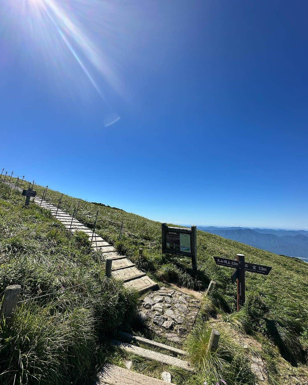 中村葵さんのインスタグラム写真 - (中村葵Instagram)「大山⛰️綺麗だったー！！  登ってきたって言うと登った事ある方には、  8号目あたりから楽しいよね😕笑　  って話に絶対なる笑  久しぶりにガッツリ登山だったので筋肉痛がまだひどいですwww  #大山登山 #大山#鳥取#鳥取大山#登山#山登り##登山女子 #山登り好きな人と繋がりたい #山#ハイキング#トレッキング#中村葵 #daisen#tottori」8月18日 12時58分 - aoinakamura123