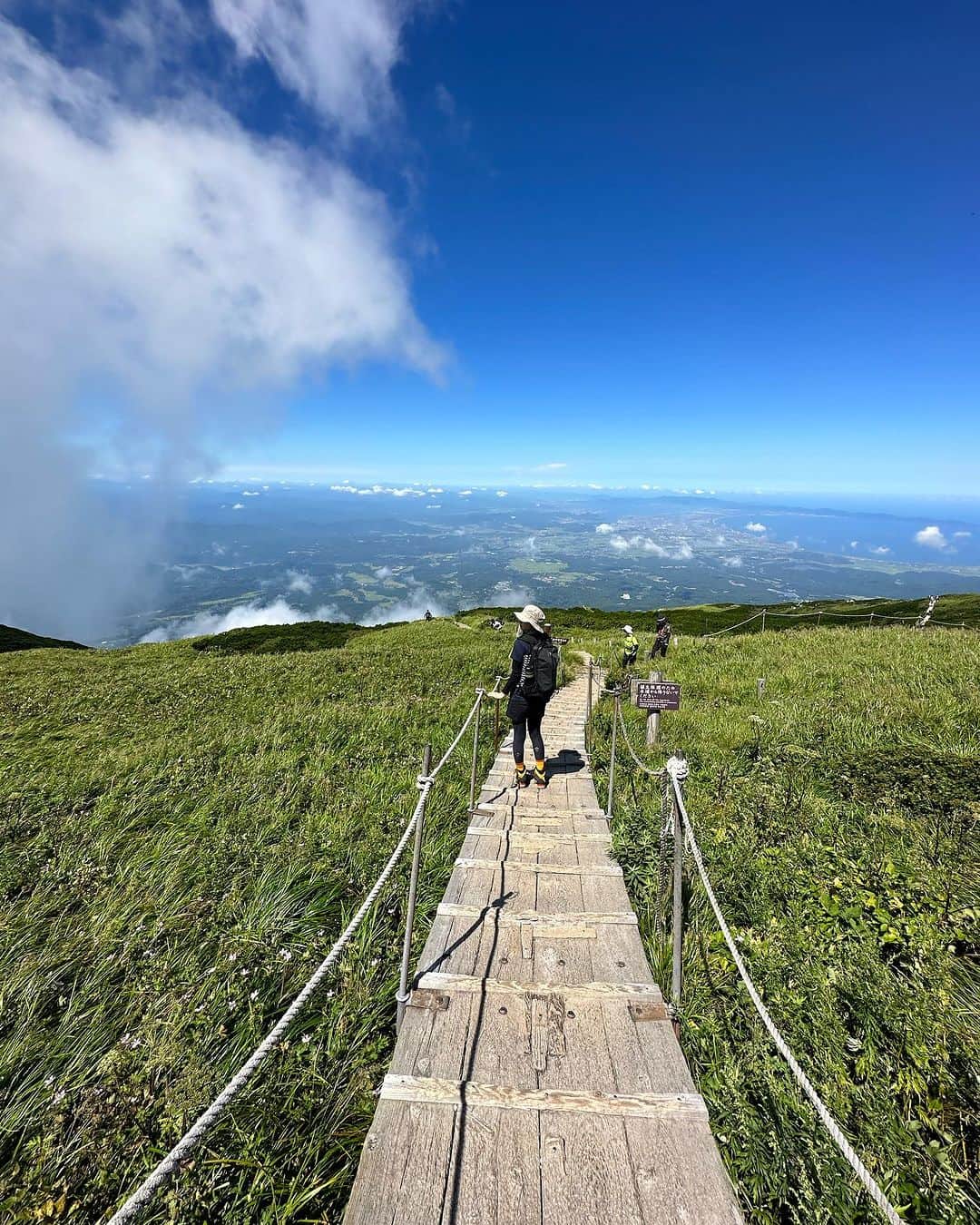 中村葵のインスタグラム：「大山⛰️綺麗だったー！！  登ってきたって言うと登った事ある方には、  8号目あたりから楽しいよね😕笑　  って話に絶対なる笑  久しぶりにガッツリ登山だったので筋肉痛がまだひどいですwww  #大山登山 #大山#鳥取#鳥取大山#登山#山登り##登山女子 #山登り好きな人と繋がりたい #山#ハイキング#トレッキング#中村葵 #daisen#tottori」