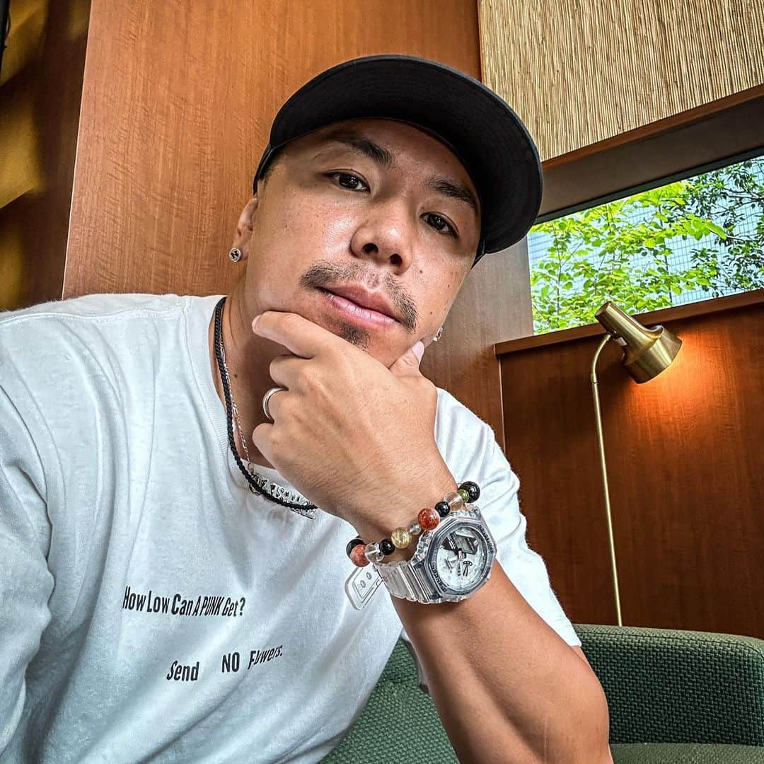 野中泰輔のインスタグラム：「G-SHOCK 40周年おめでとうございます㊗️👏  最近の俺はこのフルクリアの時計がお気に入りでございます👍 他にも色んな形のフルクリアの時計があるんで是非チェックしてみて下さい！！ 自分にあったものを探しましょう👍  #bboytaisuke #g_shock #teamgshock #gshock40th @gshock_casio_official @gshock_jp」