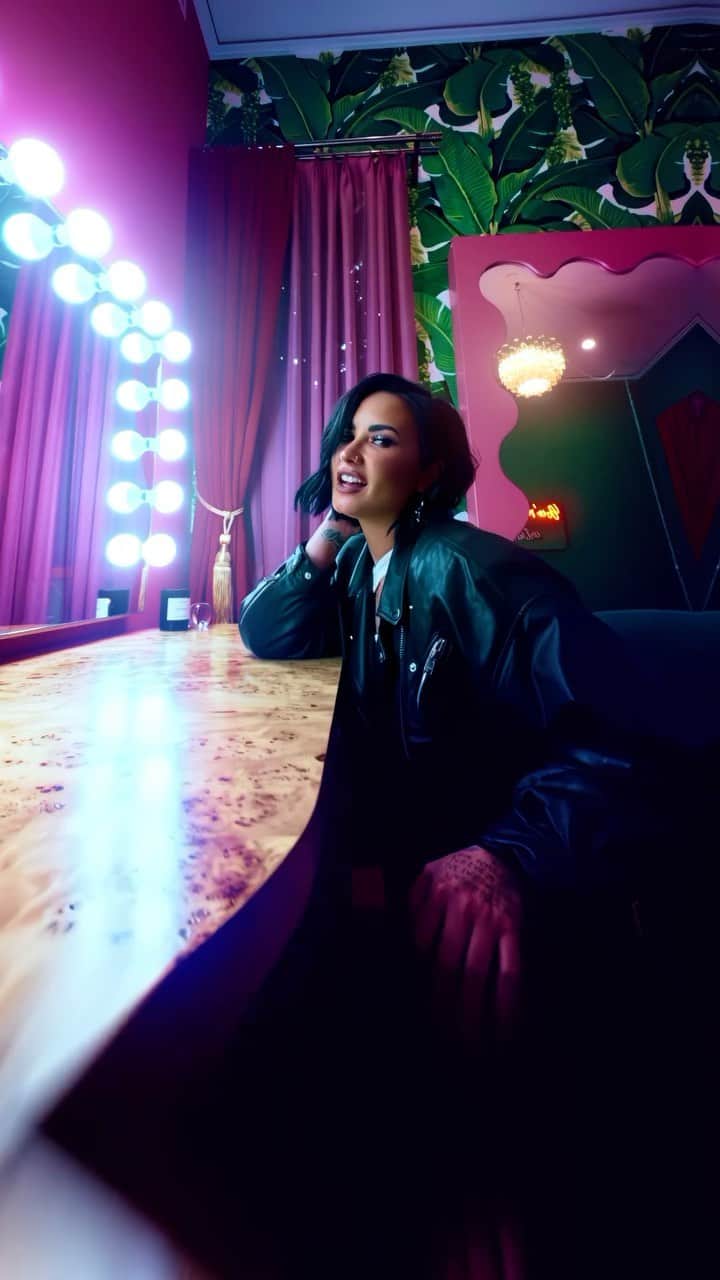 のインスタグラム：「Confident (Rock Version) out now 🖤🖤」