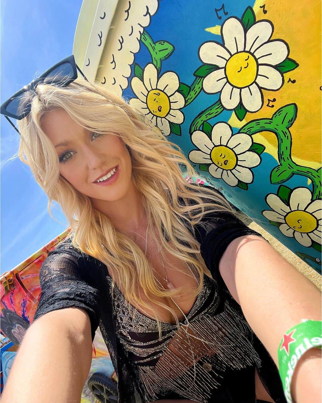 キャサリン・マクナマラのインスタグラム：「Happy ThursDaisy! 🦋🌼🤍」