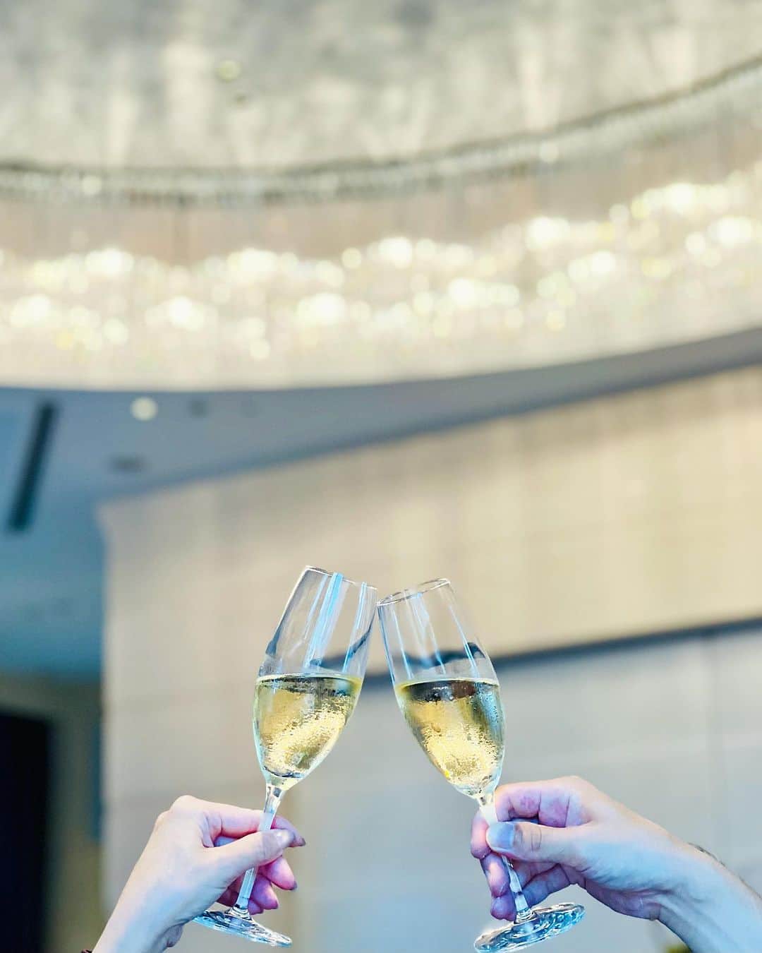 東京ステーションホテルTokyo Station Hotelのインスタグラム：「ℂ𝕠𝕠𝕝 𝕕𝕠𝕨𝕟 まだまだ暑い日が続いております。バーやラウンジでゆっくりしながらクールダウンするのも過ごし方のひとつ。今日はお先にシャンパンいただきます🥂 ⁡ While a summer heat wave stays out there, chill out and pamper yourself by having a glass of Champagne in the hotel bar or lounge.  ———————————————————— @tokyostationhotel @forbestravelguide @smallluxuryhotels @smallluxuryhotels_jp @tokyostationcity @kiwicollection #carewhereyoustay #travelselect #weareinternova #tokyostation #tokyostationhotel #tokyotravel #tokyotrip #tokyohotel #japantravel #japanhotel #東京ホテル #ホテル好き #東京旅行 #東京ステーションホテル #東京駅 #東京駅舎 #丸の内 #ホカンス #女子旅 #週末の過ごし方 #猛暑 #夏休みの過ごし方 #残暑見舞い」