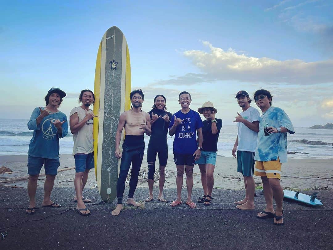 三宅洋平のインスタグラム：「都合2日間の海陽町ステイだったけど東洋町二代目一楽ファミリーにも会えた。Gaku君もお久しぶり！平尾君も yeah🖐️ @leki303ibb レキいつもありがとう！  #ikumibeach #surfshopmore」