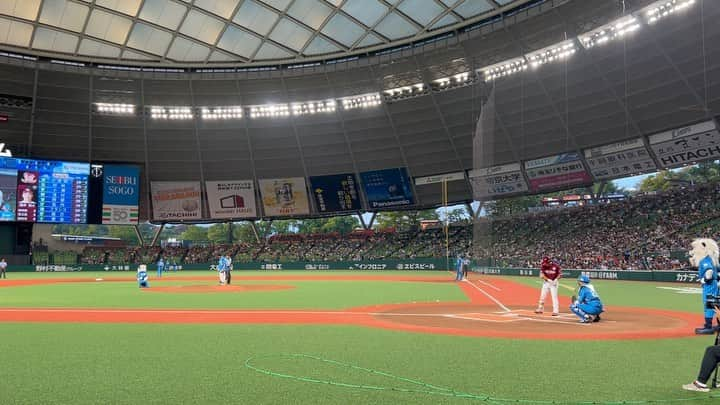 杉山愛のインスタグラム：「昨日はベルーナドームで始球式をさせて頂きました⚾️  沢山の方の中で投げる1球はとっても緊張しましたが😊 楽しかったーーーっ😆😆  結果はワンバンになっちゃってちょっと残念だったけど😅 すっぽ抜けや目の前ワンバンじゃなくてホッとした〜🤣🤣  チームも勝利✨ 久しぶりの野球観戦⚾️ やっぱりリアルで観るスポーツは楽しいね🤗  息子も娘も大喜びでした‼️ このような機会を作ってくださった立飛ホールディングスさまに感謝🙏 いつもありがとうございます😊  #始球式 #西武ライオンズ #緊張したけど  #楽しかった #家族で #野球観戦  #⚾️」