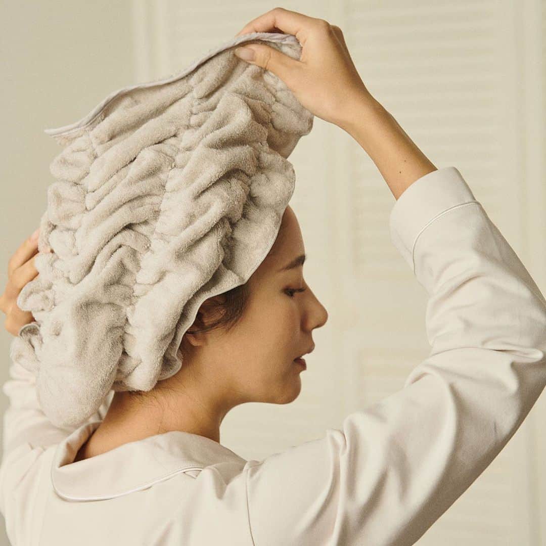 TENERITA公式アカウントのインスタグラム：「お風呂上りに便利なヘアタオル。 頭にやさしく巻くだけでとまり、吸水性の良いタオルが髪の水分をしっかりとってくれます。 スキンケアの間などに巻いておくとその後のドライヤーの時間を短縮できておすすめです。  今なら特別カラー「アマランサス」もお選びいただけますのでぜひご覧ください。  #テネリータ #オーガニックコットン #オーガニック#タオル #便利アイテム #贈り物 #プレゼント #ギフト #日本製 #おうち時間 #ゆたかであること #上質であること #いつもであること  #tenerita #organiccotton #organic #ecofriendly #sustainability #madeinjapan」