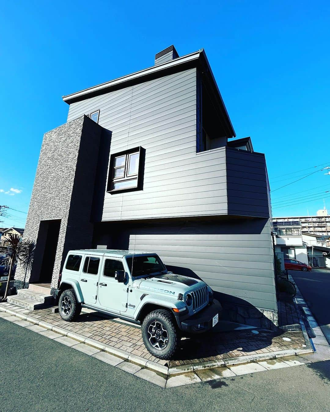 SH-Spaceさんのインスタグラム写真 - (SH-SpaceInstagram)「新型ジープ　ルビコンにて、住まい探しのツアー開催中です！　住まいと車、楽しい住まいづくりを カーライフと共にご提案します！ ジープは、新型のハイブリッド車 楽しい住まいと楽しい車のある生活 ダルトンホームにてご提案します！  ☞@sh_space.home フォローやいいね！して頂けると凄く喜びます😁 ・ ｰｰｰｰｰｰｰｰｰｰｰｰｰｰｰｰｰｰｰｰｰｰｰｰｰｰｰｰｰｰ #施工事例 他の写真はこちら...☞@sh_space.home ｰｰｰｰｰｰｰｰｰｰｰｰｰｰｰｰｰｰｰｰｰｰｰｰｰｰｰｰｰｰ ・ sh-space は、埼玉県狭山市 にて注文住宅の設計・施工・管理を行っている工務店 です🏠 ・ 暮らしから#デザイン する#家づくり を提案する私たちの家は ・ 『人生を楽しむ家づくり』 をテーマに#新築 #注文住宅 #マイホーム #工務店　だからつくれる家をお客様と一緒に造ります😆 ・ SH-Spaceのお客様はこんな人たち ▷▷▷  #ダルトンホーム #ダルトン #ガレージハウス #ガレージのある家  #ガレージライフ  #ガレージのある暮らし  #注文住宅 #注文住宅新築  #埼玉注文住宅 #エスエイチスペース #shspace  #shspaceマルシェ  #ジープ #ラングラー #ルビコン #外観  ※SH-Spaceでは、アフターメンテナンスのことも考慮し、施工エリアを狭山市の本社から車で1時間強圏内と限定させて頂いておりますm(__)m 施工エリア外のお客様については、個別対応となりますので、ご相談下さい。」8月18日 13時42分 - sh_space.home