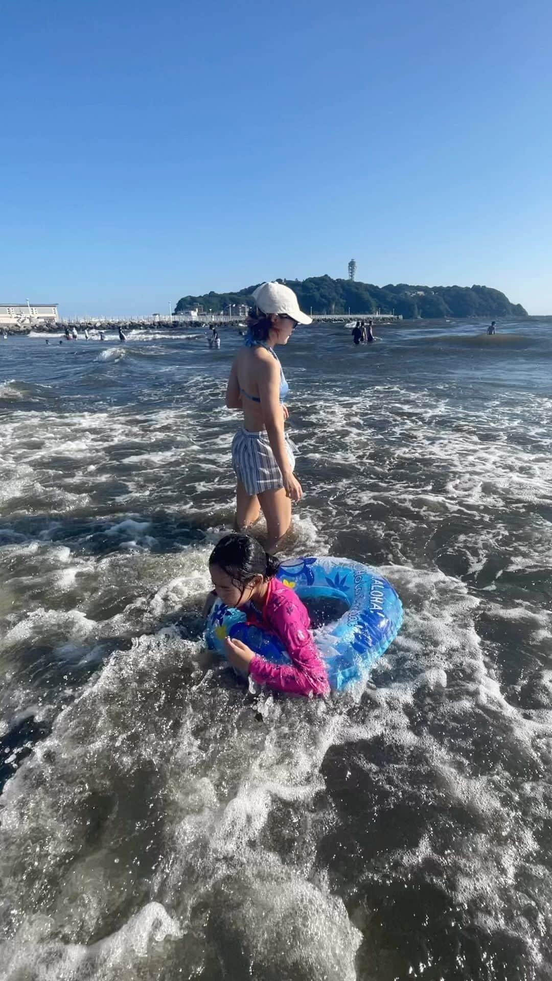 鈴木奈々のインスタグラム：「おもしろい人がいたからマネしてみた🏃‍♀️💨」