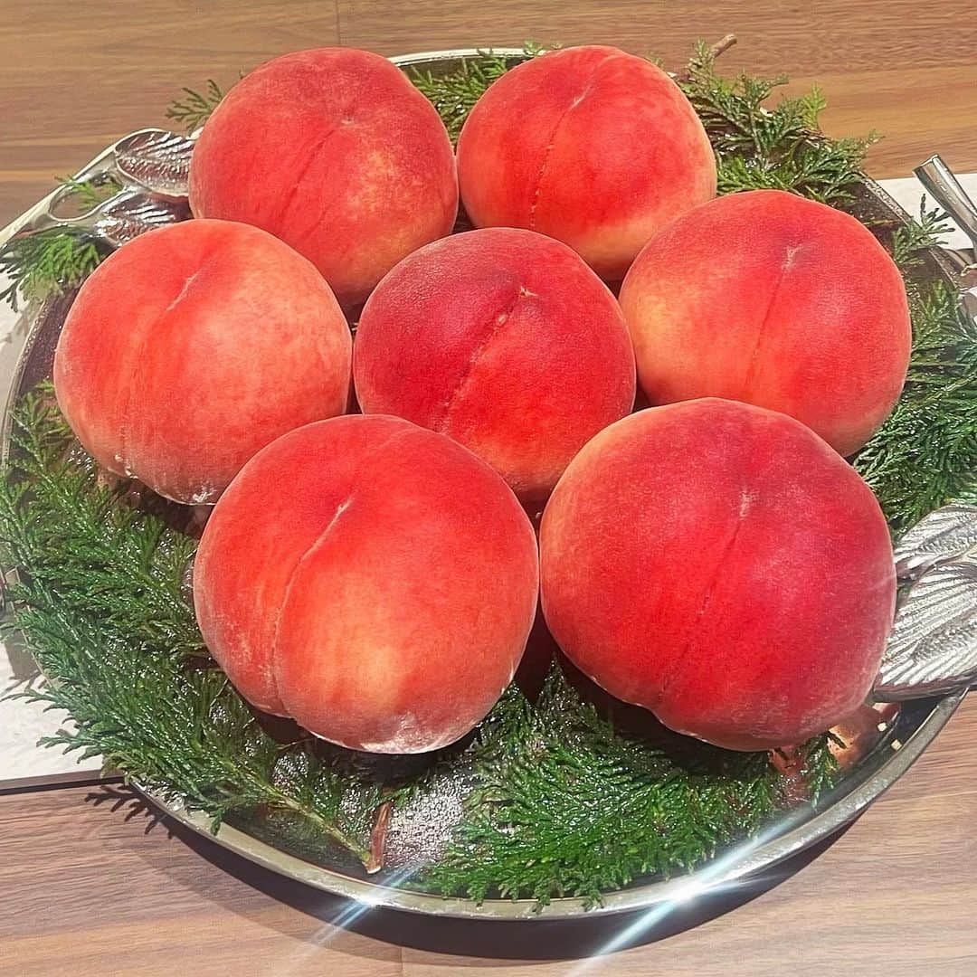 Machikoのインスタグラム：「桃と季節の食材コース🥂🍑 @yama.shirokane」