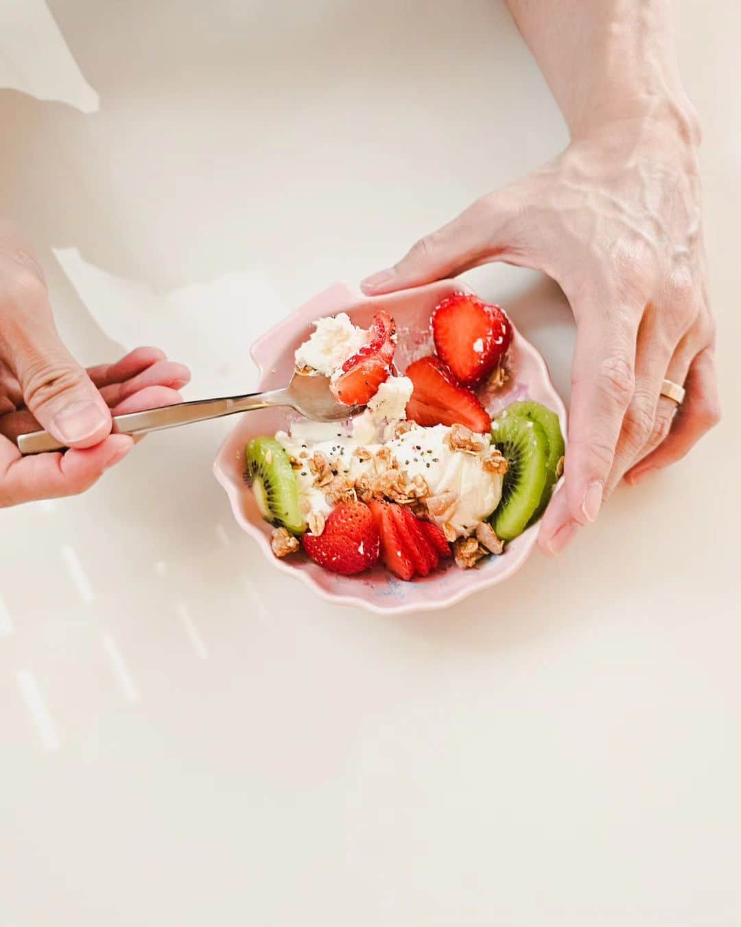 バイトゥーイ・ズワピットのインスタグラム：「กรีกโยเกิร์ตฝีมือฉันเอง หนึบหนับสุดๆ😋🍓🥝」