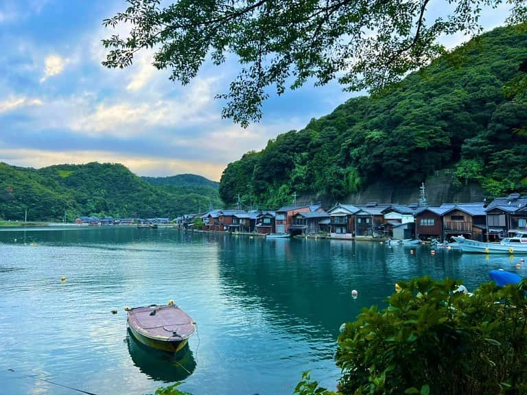 東留伽のインスタグラム：「夏休み記録🌻 ． ． 伊根町保存地区。 海の京都、うつくしい所でした。 ． 大正時代は藁葺きの舟屋だったそうですが、今はほとんど全て瓦屋根に。 ． ． 波もなく、海の音もほとんど聞こえず。 水も透き通っていて癒される町でした〜 この景色がずっと残ってほしいなぁ ． ． ． またのぞきは指先まで意識しました。 ． ． #京都 #伊根町 #海の京都  #またのぞき #天橋立」