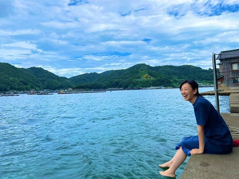 東留伽さんのインスタグラム写真 - (東留伽Instagram)「夏休み記録🌻 ． ． 伊根町保存地区。 海の京都、うつくしい所でした。 ． 大正時代は藁葺きの舟屋だったそうですが、今はほとんど全て瓦屋根に。 ． ． 波もなく、海の音もほとんど聞こえず。 水も透き通っていて癒される町でした〜 この景色がずっと残ってほしいなぁ ． ． ． またのぞきは指先まで意識しました。 ． ． #京都 #伊根町 #海の京都  #またのぞき #天橋立」8月18日 13時55分 - azumaruka_abc