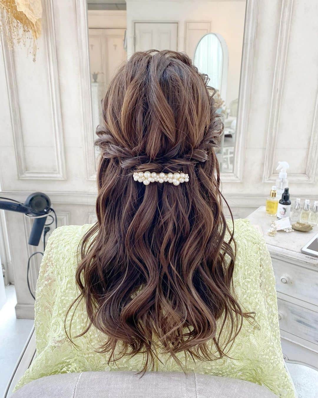 宮原幸恵さんのインスタグラム写真 - (宮原幸恵Instagram)「ハーフアップ🪞👒🫧  お上品かつオシャレで 素敵なデザインでしょっ🥰  普通のハーフアップより 下の位置で留めてるの🫶  どういうことかと言いますと…  ハーフアップを作る時 上半分の髪の毛を 耳の後ろの延長辺りでまとめるのが 一般的な作り方🎀  でもこのハーフアップアレンジは…  花冠を付けたように サイドから編んだ髪の毛を クルッと後ろまで一周させて 後頭部の下の位置で留めてます☺️✨  頭の形もキレイに見えて すっきり美シルエット🤍🫧  他とかぶりたくない方に オススメのハーフアップアレンジです😚🌼  #ハーフアップ #ハーフアップアレンジ」8月18日 13時55分 - yu.ki.0117