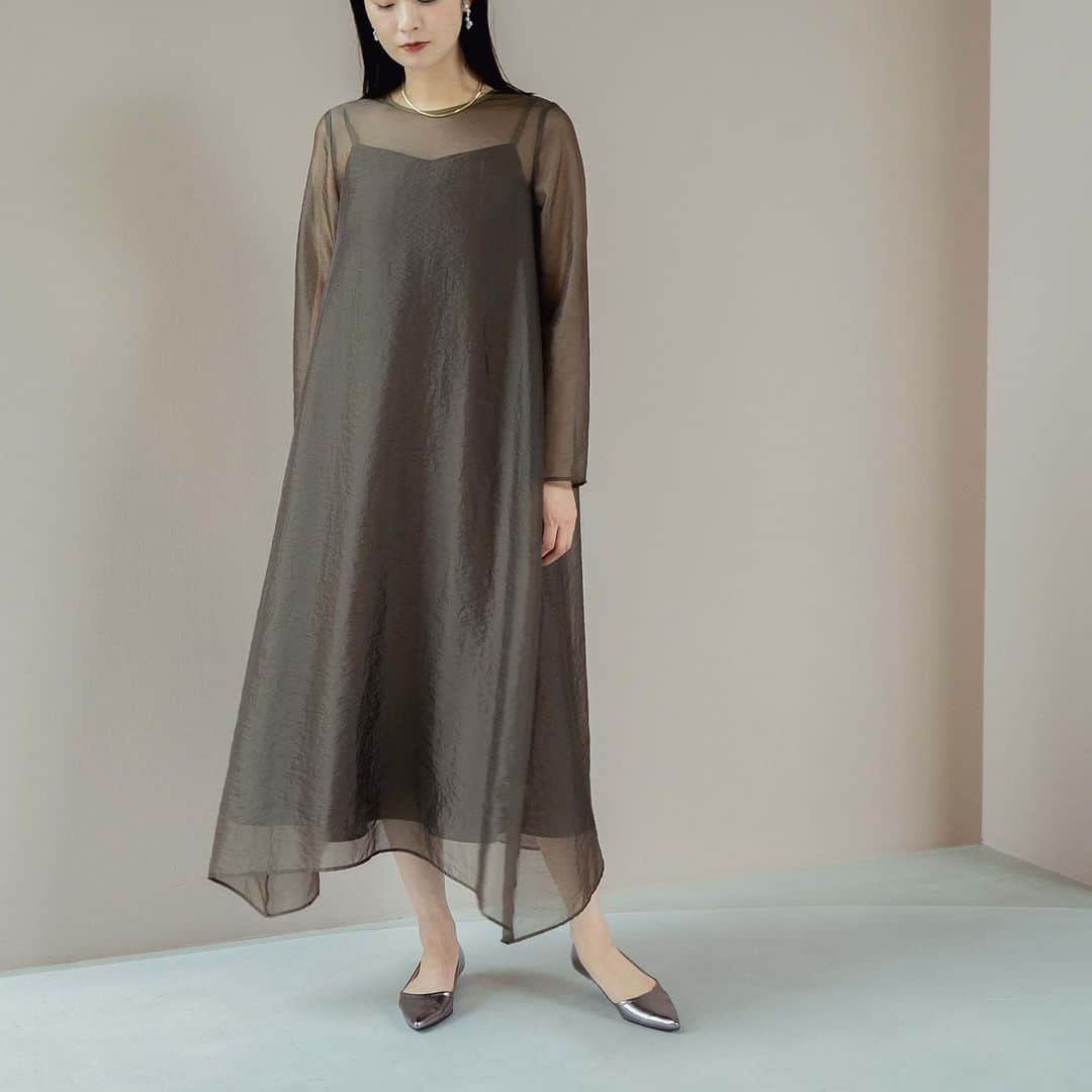 kaene －カエン－のインスタグラム：「- new color -  🏷️ Sheer A-line Dress / シアーAラインドレス_No.100762 ▪︎color : dark khaki / purple /blown / black ▪︎size : 1 / 2 ▪︎model : 166cm ( size2 )  🏷️ pointed flat pumps / ポインテッドフラットパンプス_No.050015 ▪︎color : silver / darkgray ▪︎size : 35 / 36 / 37 / 38 / 39  🏷️ Asymmetrical pearl 2-way choker / アシンメトリーパール2wayチョーカー_No.031843 ▪︎ color : gold ▪︎size : FREE  人気商品に新色が仲間入り。  裾がアシンメトリーデザインになったシア―オーガンジードレス。  ウエスト切り替えがないフレアワンピースで、妊婦さんにも喜んでいただいています。  結婚式やパーティーにはもちろん、お食事や普段のお出かけなどでも着用いただけるセミオケージョンタイプの商品です🪻  #kaene #パーティードレス  #ゲストドレス  #結婚式お呼ばれ #ワンピース」