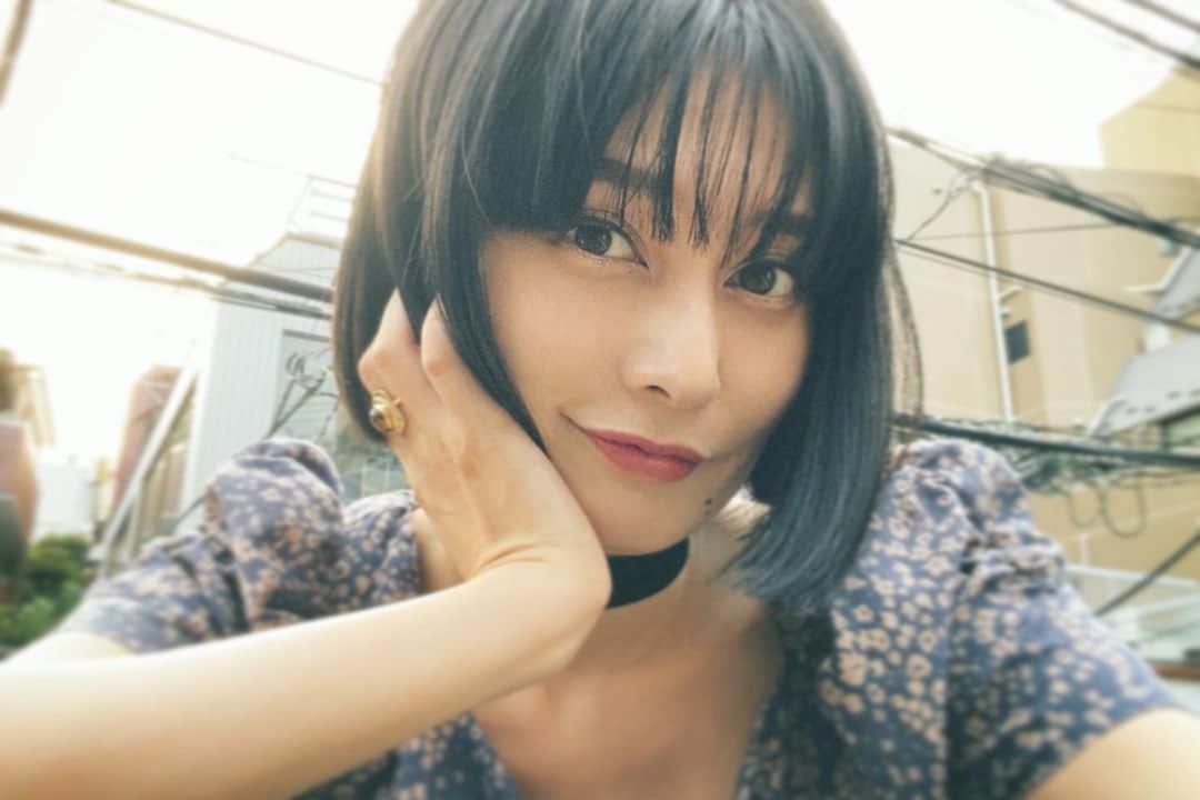 佐藤乃莉のインスタグラム：「にん🦊✨  #ボブヘア#チョーカー#japan」