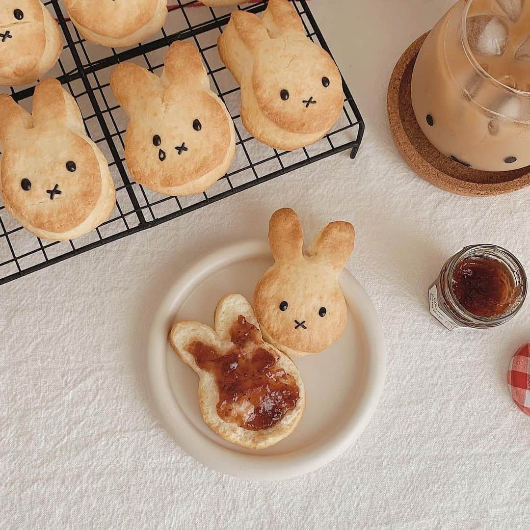 R i R y (リリー)さんのインスタグラム写真 - (R i R y (リリー)Instagram)「『 ミッフィーおうちカフェ 🐇🌼 』　　  おうちカフェで作りたい✨ミッフィーの可愛いおやつ特集 🍡 見ているだけで癒されるミッフィーのおうちカフェ ☕️ ぜひ参考にしてみてね 🌿  ✴︎---------------✴︎---------------✴︎  ▶▶掲載する写真を募集中📸 カワイイ写真が撮れたら、@velle.jp をタグ付けするか、ハッシュタグ #velle_jp をつけて投稿してみてね✨  velle編集部と一緒にカワイイで溢れるvelleを創っていこう😚  ✴︎---------------✴︎---------------✴︎  #おうち時間 #おうちカフェ #韓国カフェ #手作りお菓子 #ホームカフェ #フルーツサンド #フルーツサンドイッチ #いちごサンド #ミッフィー #ミッフィーカフェ #おしゃピク #おうちピクニック #休日の過ごし方 #パンケーキ#ミッフィークッキー」8月18日 18時00分 - velle.jp