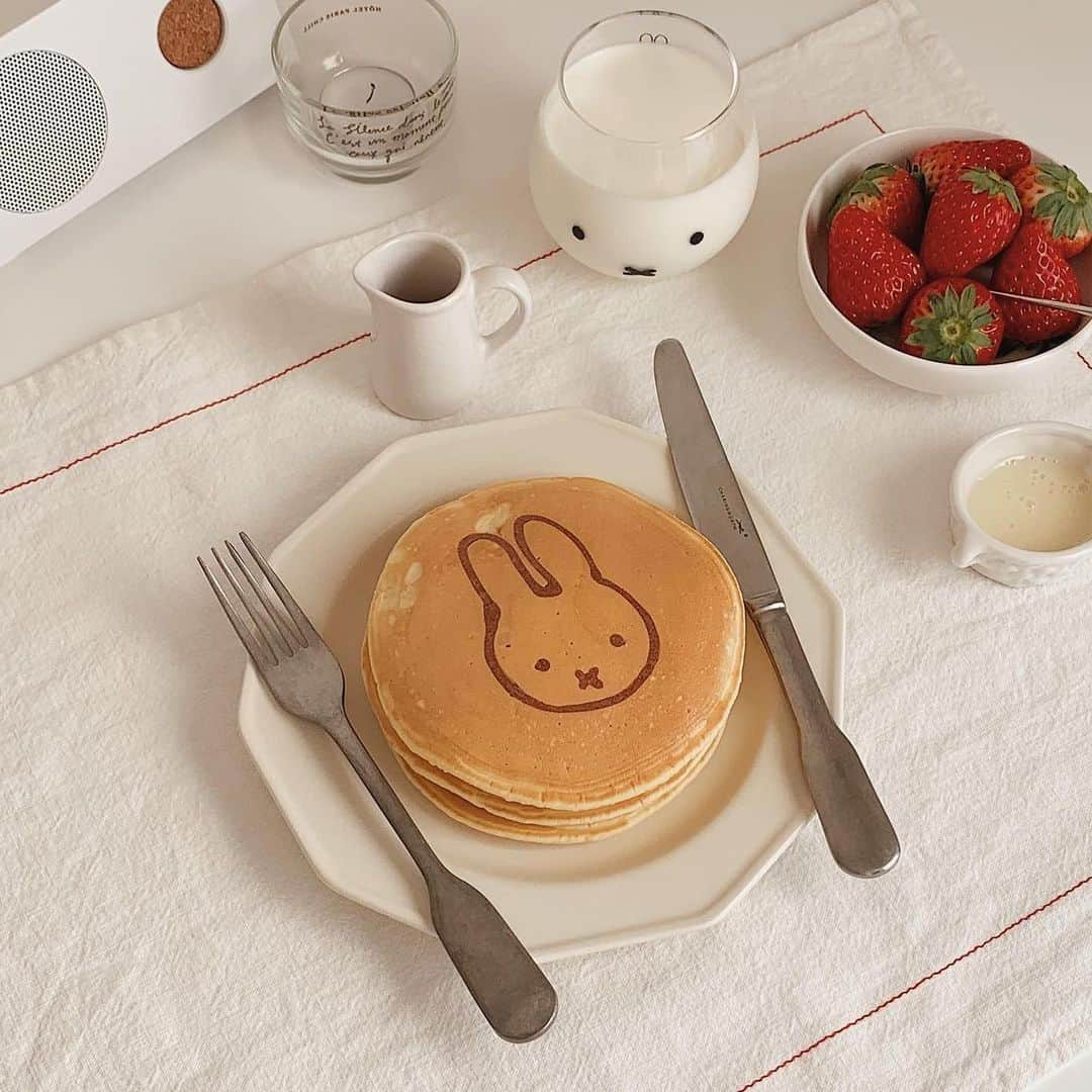 R i R y (リリー)さんのインスタグラム写真 - (R i R y (リリー)Instagram)「『 ミッフィーおうちカフェ 🐇🌼 』　　  おうちカフェで作りたい✨ミッフィーの可愛いおやつ特集 🍡 見ているだけで癒されるミッフィーのおうちカフェ ☕️ ぜひ参考にしてみてね 🌿  ✴︎---------------✴︎---------------✴︎  ▶▶掲載する写真を募集中📸 カワイイ写真が撮れたら、@velle.jp をタグ付けするか、ハッシュタグ #velle_jp をつけて投稿してみてね✨  velle編集部と一緒にカワイイで溢れるvelleを創っていこう😚  ✴︎---------------✴︎---------------✴︎  #おうち時間 #おうちカフェ #韓国カフェ #手作りお菓子 #ホームカフェ #フルーツサンド #フルーツサンドイッチ #いちごサンド #ミッフィー #ミッフィーカフェ #おしゃピク #おうちピクニック #休日の過ごし方 #パンケーキ#ミッフィークッキー」8月18日 18時00分 - velle.jp