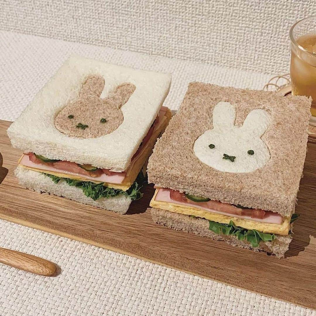 R i R y (リリー)さんのインスタグラム写真 - (R i R y (リリー)Instagram)「『 ミッフィーおうちカフェ 🐇🌼 』　　  おうちカフェで作りたい✨ミッフィーの可愛いおやつ特集 🍡 見ているだけで癒されるミッフィーのおうちカフェ ☕️ ぜひ参考にしてみてね 🌿  ✴︎---------------✴︎---------------✴︎  ▶▶掲載する写真を募集中📸 カワイイ写真が撮れたら、@velle.jp をタグ付けするか、ハッシュタグ #velle_jp をつけて投稿してみてね✨  velle編集部と一緒にカワイイで溢れるvelleを創っていこう😚  ✴︎---------------✴︎---------------✴︎  #おうち時間 #おうちカフェ #韓国カフェ #手作りお菓子 #ホームカフェ #フルーツサンド #フルーツサンドイッチ #いちごサンド #ミッフィー #ミッフィーカフェ #おしゃピク #おうちピクニック #休日の過ごし方 #パンケーキ#ミッフィークッキー」8月18日 18時00分 - velle.jp