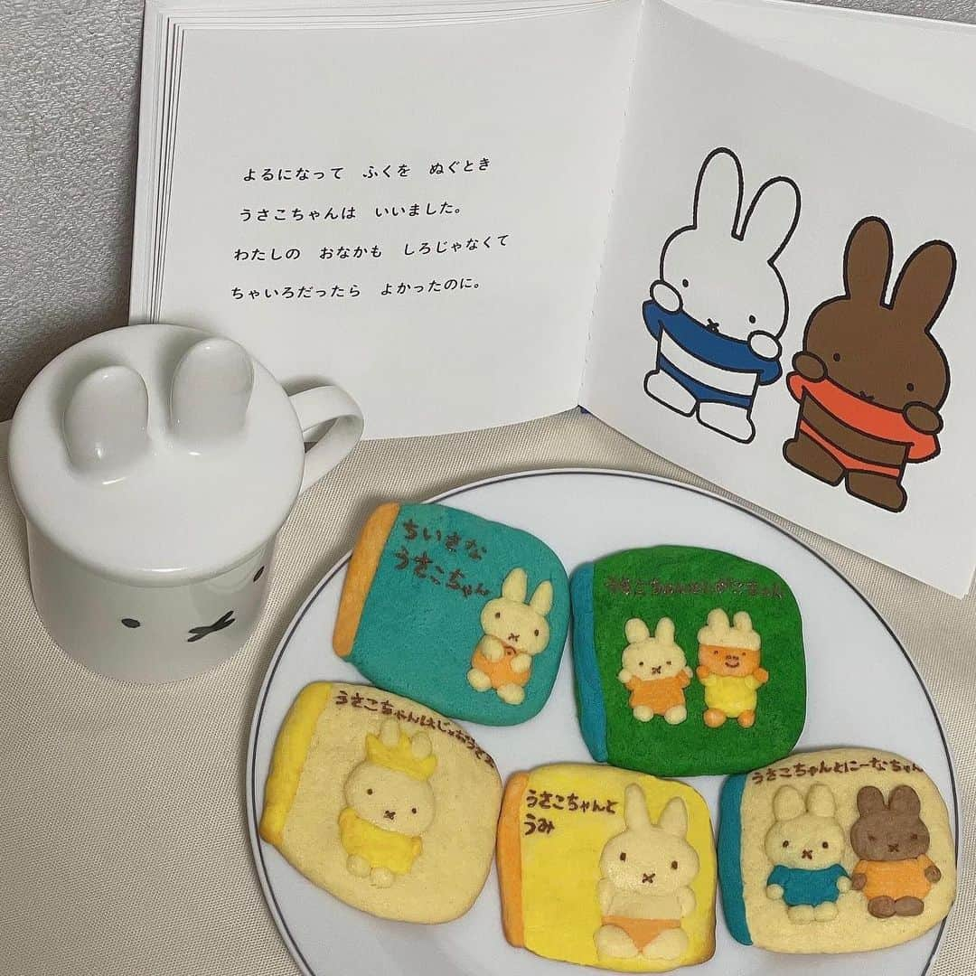 R i R y (リリー)さんのインスタグラム写真 - (R i R y (リリー)Instagram)「『 ミッフィーおうちカフェ 🐇🌼 』　　  おうちカフェで作りたい✨ミッフィーの可愛いおやつ特集 🍡 見ているだけで癒されるミッフィーのおうちカフェ ☕️ ぜひ参考にしてみてね 🌿  ✴︎---------------✴︎---------------✴︎  ▶▶掲載する写真を募集中📸 カワイイ写真が撮れたら、@velle.jp をタグ付けするか、ハッシュタグ #velle_jp をつけて投稿してみてね✨  velle編集部と一緒にカワイイで溢れるvelleを創っていこう😚  ✴︎---------------✴︎---------------✴︎  #おうち時間 #おうちカフェ #韓国カフェ #手作りお菓子 #ホームカフェ #フルーツサンド #フルーツサンドイッチ #いちごサンド #ミッフィー #ミッフィーカフェ #おしゃピク #おうちピクニック #休日の過ごし方 #パンケーキ#ミッフィークッキー」8月18日 18時00分 - velle.jp