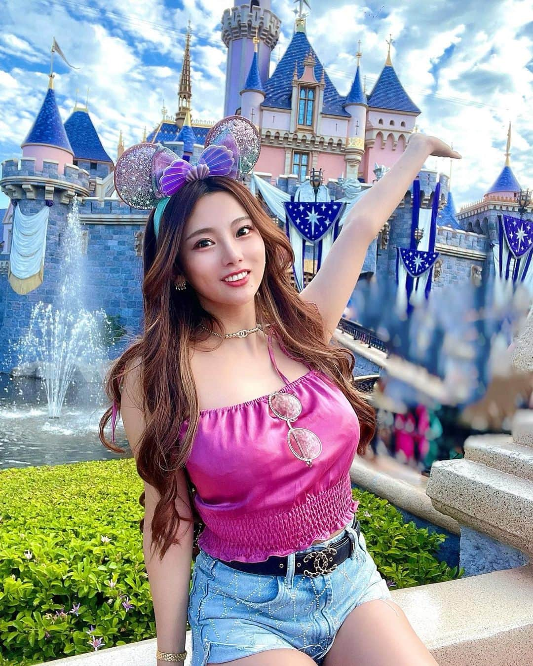 MiyakeKasumi のインスタグラム：「カルフォルニアディズニー🏰🐭🎀✨  カルフォルニアディズニーのお城は眠れる森の美女、オーロラ姫のお城なんだってー🩷  日本のシンデレラ城のイメージでみるとかなーーり小さいお城笑笑  シンデレラって金持ちなんやなっていいながらみてました笑笑  カルフォルニアディズニーは、ディズニーランドとアドベンチャーワールドの行き来できるチケットがあって、日本のランドとシーの距離ほどなくパークが目の前向かい合ってて1日で両方しっかり楽しめた✨✨✨  営業時間は何と朝8時？9時くらいから、夜の12時までしてます笑笑  12時前くらいに乗り物並んだりできて結局パーク出たのは12時30分すぎてたなー🤣🤣🤣  あと、絶対アプリをとって回った方がよくて、中でカメラスタッフさんがいて撮ってもらうとアプリでスキャンして全部無料でおくってくれます❤️  まぁそれくらいのサービスあっていいよねー、 チケット35000円くらいした知っていいながらめっちゃ撮ってもらいました笑笑  ちなみに5枚目の写真が撮ってもらった写真✨  やっぱ、ちゃんとしたカメラだと画質いいねー✨ ノーマルだから顔はあんまりだけど笑笑  そんな感じでもし、カルフォルニアディズニー行く際は丸1日遊ぶつもりで行くのがおすすめでーす❤️   #カルフォルニアディズニー  #ディズニー  #ディズニーランド  #カルフォルニアアドベンチャー  #カルフォルニア  #ロサンゼルス  #アナハイム  #アナハイムディズニー  #california  #disney  #disneyland  #californiaadventure  #losangeles  #los  #la  #anaheim  #anaheimdisney」