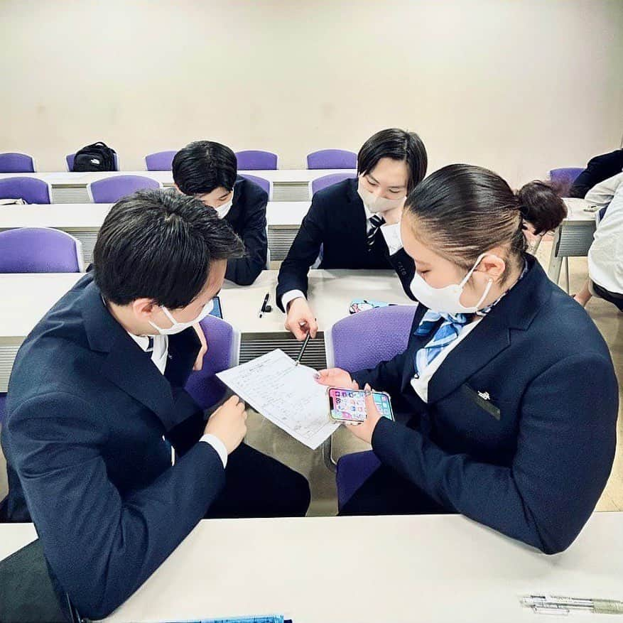 日本工学院さんのインスタグラム写真 - (日本工学院Instagram)「情報ビジネス科ホテルコースの学生がグループ実習に取り組んでいる様子です🏨 . 宿泊プランの案出しをしています❗ . . 「#日本工学院」をチェック！！ 学生が投稿したリアルな日常風景を見ることができますよ！ . . #nihonkogakuin #専門学校 #日本工学院八王子専門学校 #日本工学院専門学校 #教職員投稿写真 #情報ビジネス科 #ホテルコース #若きつくりびと #情報ビジネス #接客サービス #ホテリエ #ホテルマン #ホテルウーマン #ホテル好き #ホスピタリティ #ホテル業界 #フロント #ホテル実習 #hotel」8月18日 14時16分 - nihonkogakuin