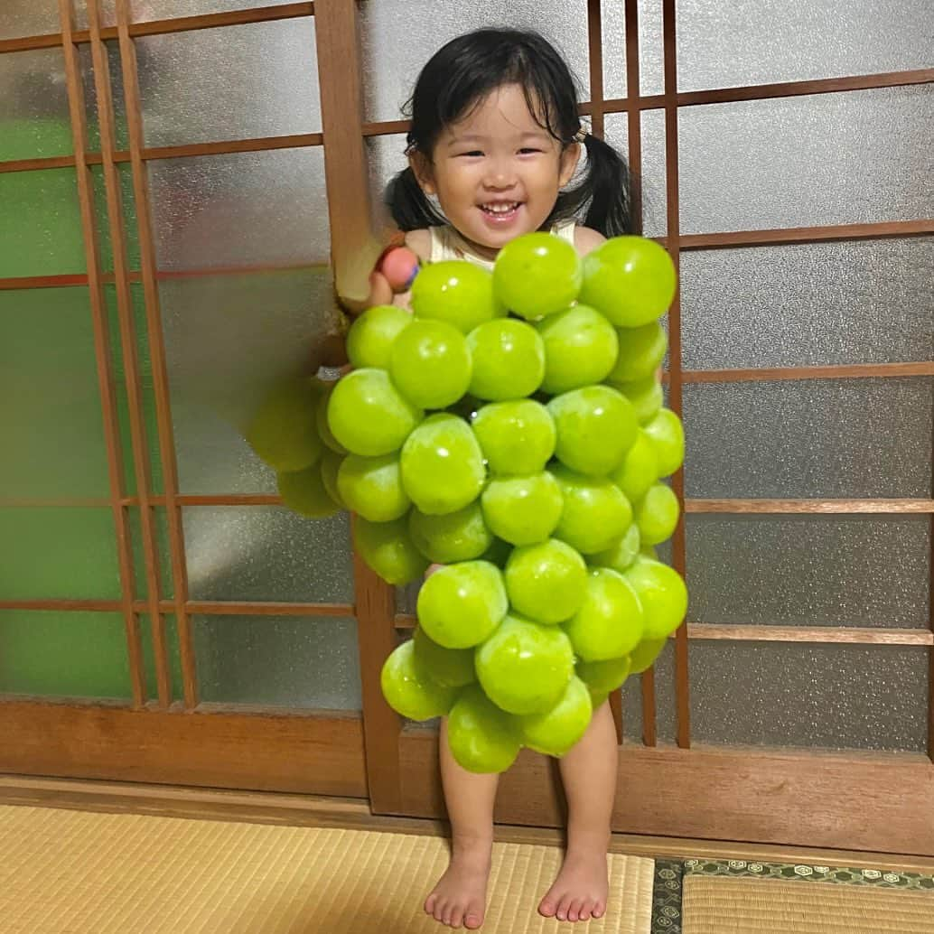 LINAのインスタグラム：「立派なシャインマスカットをもらったので　#ぶどうベイビー　🍇このあとたくさん食べてました  #フルーツベイビー #シャインマスカット #フルーツアート  #子供写真 #夏休み」