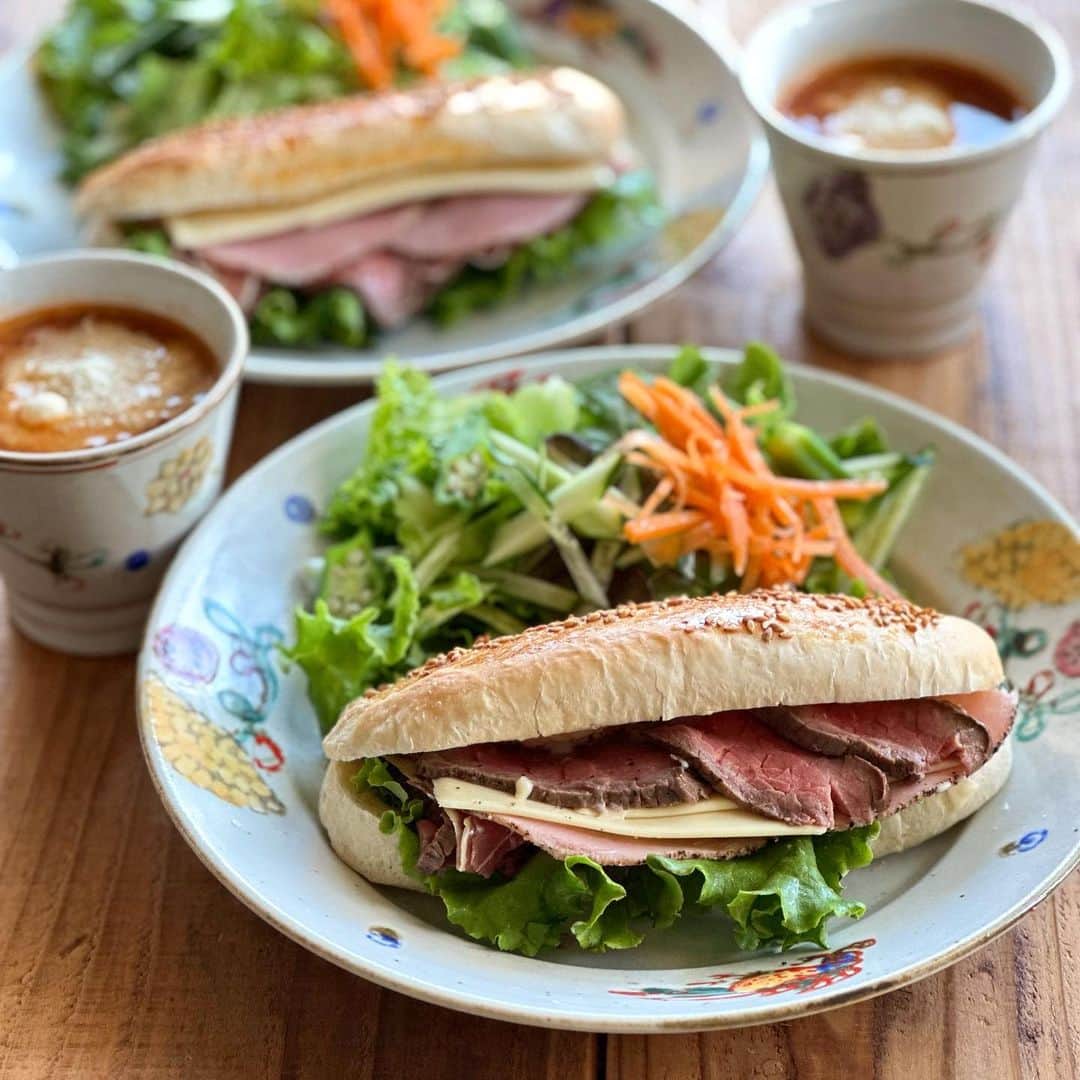 Atsukoのインスタグラム：「今日の朝ごはん 2023.08.18  ローストビーフ 生ハム パストラミハム チーズ のサンド サラダ ミネストローネ  朝からパン焼いて、昨日つくっておいた自家製ローストビーフとその他挟んでサンド。 先日久しぶりにドトールいったら、ミラノサンドAにチーズインなるものを発見！ チーズ入ってると美味かったので、今回はチーズ入りで👍 安定の美味しさ♡ 最近ローストビーフ用の和牛が売ってなくて。 久しぶりに見つけたので低温調理で作りました。 美味しかったからまた作ろっと😋」