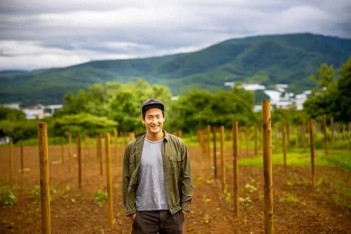 都倉賢のインスタグラム：「8/31をもちまして僕の5年間にわたるワイン事業が一つの大きな節目を迎え、ビジネスパートナーの金田に都倉ワイナリーを譲渡する事になりました。5年前、僕は新たな挑戦として、北海道の仁木町で「都倉ワイナリー」を立ち上げました。その5年間を振り返り、これからの展望について語りたいと思います。 ⁡ まず、このワイン事業を始めるきっかけとなったのは、ビジネスパートナーである金田との出会いでした。彼と初めて食事を共にした時、お互いの熱意がぶつかり合い、その場で熱く握手を交わしました。その瞬間が、僕のワイン造りのスタートでした。彼との出会いは、僕の人生において大きな転機となりました。 ⁡ そして、1年後。僕たちは初めてのワイン「KAERIZAKI2019」をリリースしました。ぶどうの一粒一粒を手で摘み取り、自分の足で踏みながらワインを造る過程は、とても大変でしたが、それ以上に楽しく、そして何よりも達成感に満ちていました。SNSを通じて、多くの方々が「KAERIZAKI2019」を色々なシーンで飲んでいて、それぞれの方が、どんなシーンで僕たちのワインを楽しんでいるのか、その背景にはどんな物語があるのかを知り、僕のワインがみなさんの思い出や経験に寄り添っていることを感じ、本当に嬉しく思いました。 ⁡ しかし、この5年間での挑戦は、決して楽なものではありませんでした。僕は大阪や長崎に住んでいたため、北海道の畑には頻繁に通うことができませんでした。それでも、サッカーの練習や試合の合間を縫って、時には日帰りで北海道に足を運び、ワイン造りに励んでいました。地元の方々や仲間の協力もあり、多くの困難を乗り越えてきました。 ⁡ サッカーというスポーツを通じて得た経験や価値観は、ワイン造りにも大きく影響を与えました。サッカーでの失敗や成功、そしてその中での成長は、ワイン造りの中でも同じように感じられました。新しいことに挑戦する勇気や、トライ&エラーを繰り返しながらの学びは、サッカーとワイン、両方での経験として僕の中に刻まれています。 ⁡ 5年のワイン事業を終え、僕は都倉ワイナリーを金田に譲渡することを決意しましたが、ワインに込めた情熱や思いは、これからも変わることはありません。 ⁡ 最後に、僕の経験を通じて、新しいことに挑戦しようと考えている方々に伝えたいことがあります。挑戦することの価値や、その過程での経験は、何ものにも代えがたいものです。もし、僕の話がそんなあなたの挑戦を後押しするきっかけとなれば嬉しいです。  そして最後になりますがここまで共に歩んできてくれた金田には感謝してもしきれません。本当に有難う！！！  ⁡ また本日から感謝の気持ちを込めまして6本以上お買い上げの方に、【熱いメッセージ入りのサイン色紙】をプレゼントいたします。 1枚1枚心を込めて書きますので、ワインと別々に届きますがお楽しみにお待ちくださいませ😍 ⁡ クーポンも発行しましたので是非お使いください！！！ 10%引きになるクーポンコードです→【 thankyou 】購入する際、こちらのコードを入力してください。  ご購入はインスタのプロフィールページのURLから都倉ワイナリーのECサイトへアクセスしてください！  沢山のみなさんにサイン書けるのを楽しみにしております😍  https://tokurawinery.official.ec/」