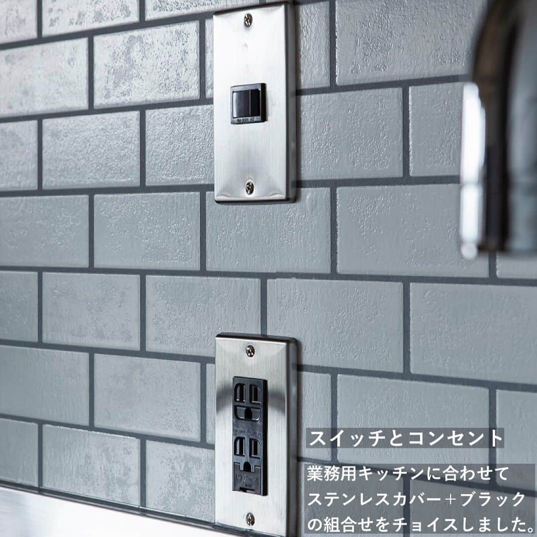 NARAYAさんのインスタグラム写真 - (NARAYAInstagram)「【業務用キッチンの施工事例紹介】  今回の物件はマンション。 キッチンの位置を変えて業務用キッチンへ取替えを行いました。 扉が無いオープン収納なのでシステムキッチンよりお値打ちに取り替えが出来ます。  キッチン背面には腰高さの収納スペースを設け、ゴミ箱やよく使う食器など使用頻度が高い物を入れるスペースとしています。  引き出しなど造作で作ると値段が高くなってしまうので、無印良品の収納BOXをご提案。 お客様からは見えない部分なのでデザイン的にも問題なし。  家電収納とストック収納は壁面に大きな収納スペースを作りました。 物が多いと散らかった風に見えてしまうのでここは扉をつけて隠す収納としています。  使いやすさとデザイン、金額どれも大事な部分なので頑張りどころにメリハリをつけて決めていきます。  マンション　施工事例【Warbler】  ....................................................  NARAYAは岐阜・愛知県を中心に 理想の家づくりをお手伝いするリノベーション専門工務店です。  “リノベーション”は自由なデザインで新しいライフスタイルを実現する、 その人のための家づくり。 アナタの「住みたい！」をリノベーションでカタチにしませんか？  施工対応エリア #岐阜市、#各務ヶ原市、#羽島市、#本巣市、#瑞穂市、#大垣市、#岐南町、#笠松町、#安八町、#関市、#一宮市、#犬山市  ....................................................  その他の事例はHPに掲載されています。 プロフィールのURLからご覧ください🌼 →@naraya_kensetsu  資料請求・個別相談会・セミナーのご予約 も随時承っております。 お気軽にお問合せください。  ....................................................  #NARAYA #岐阜 #リノベーション #岐阜工務店 #家づくり #マイホーム #インテリア好き #暮らしを楽しむ #ワクワクを届ける会社 #かわいい家 #かっこいい家 #おしゃれな家 #キッチンリノベ #オープン棚 #業務用キッチン #マンションリノベ #モールテックス」8月18日 14時21分 - naraya_kensetsu