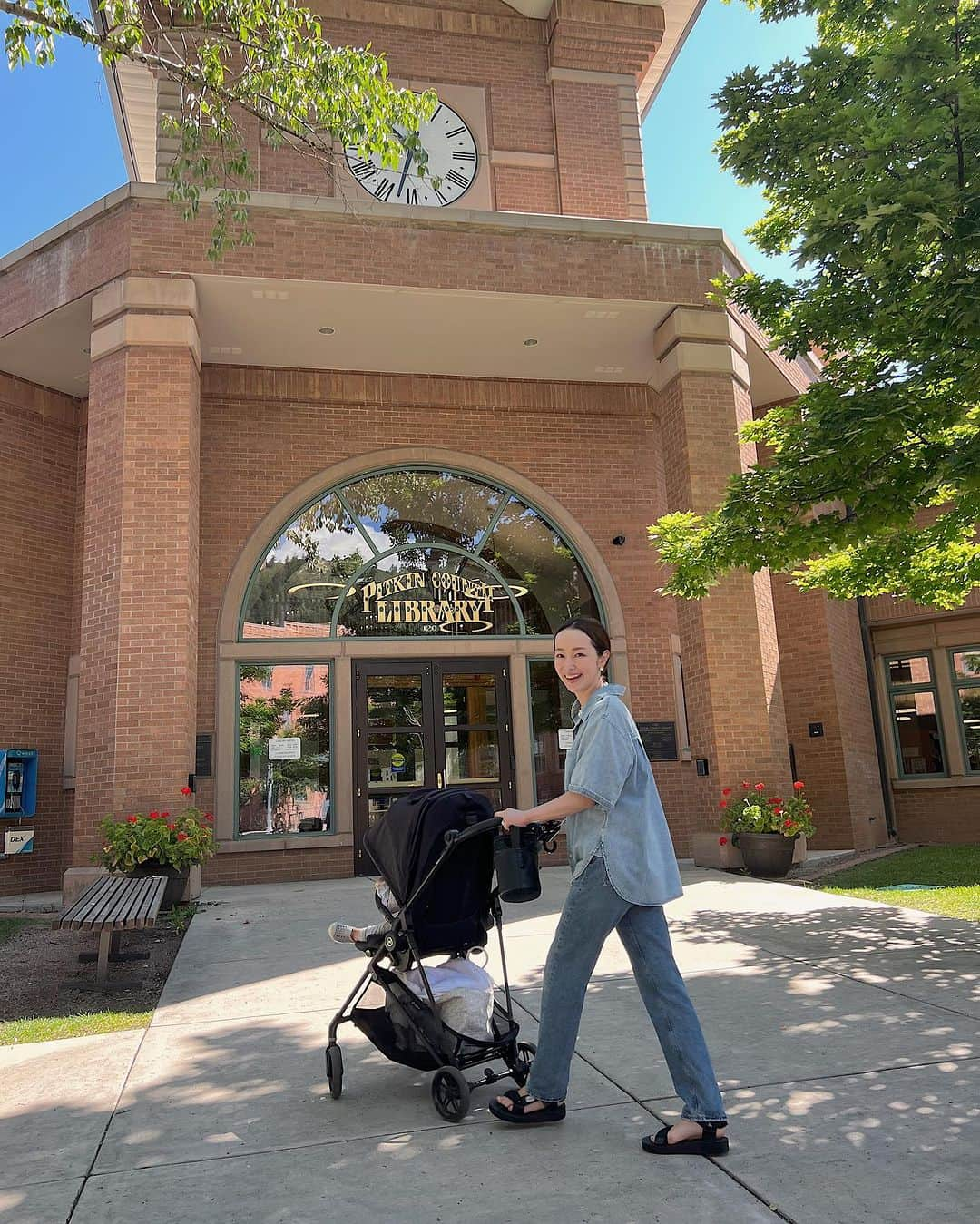 翁安芸さんのインスタグラム写真 - (翁安芸Instagram)「Baby story time @pitkincountylibrary 📚🐵  次女と図書館で毎週開催される 赤ちゃん向けの絵本の読み聞かせ会へ🤍  毎週お友達と図書館でたくさん遊べて あたちはとっても楽しそう👶🏻❤️  #library #aspen #pitkincountylibrary #babystorytime」8月18日 14時21分 - akinyc