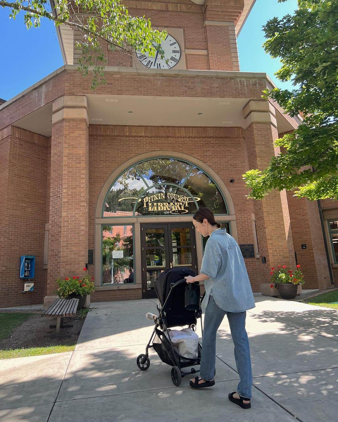 翁安芸さんのインスタグラム写真 - (翁安芸Instagram)「Baby story time @pitkincountylibrary 📚🐵  次女と図書館で毎週開催される 赤ちゃん向けの絵本の読み聞かせ会へ🤍  毎週お友達と図書館でたくさん遊べて あたちはとっても楽しそう👶🏻❤️  #library #aspen #pitkincountylibrary #babystorytime」8月18日 14時21分 - akinyc