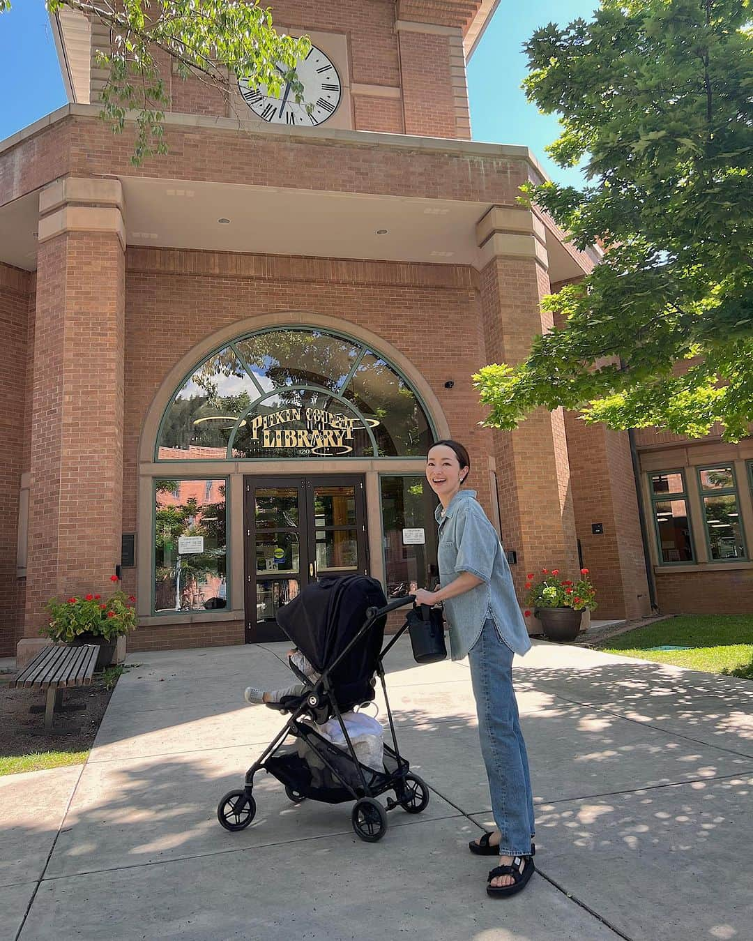 翁安芸さんのインスタグラム写真 - (翁安芸Instagram)「Baby story time @pitkincountylibrary 📚🐵  次女と図書館で毎週開催される 赤ちゃん向けの絵本の読み聞かせ会へ🤍  毎週お友達と図書館でたくさん遊べて あたちはとっても楽しそう👶🏻❤️  #library #aspen #pitkincountylibrary #babystorytime」8月18日 14時21分 - akinyc