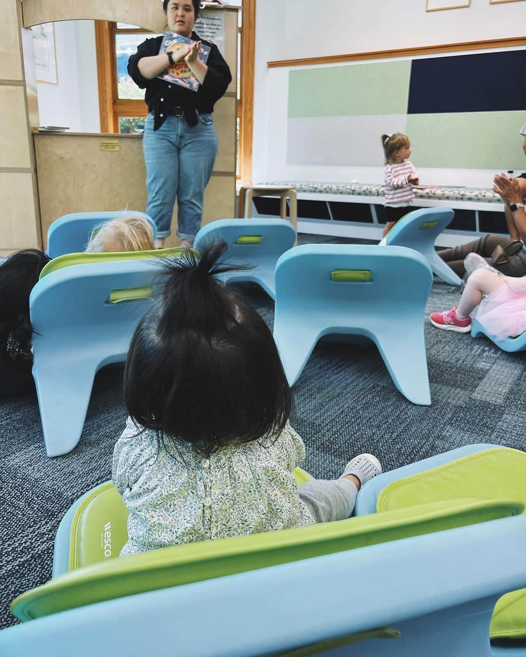 翁安芸さんのインスタグラム写真 - (翁安芸Instagram)「Baby story time @pitkincountylibrary 📚🐵  次女と図書館で毎週開催される 赤ちゃん向けの絵本の読み聞かせ会へ🤍  毎週お友達と図書館でたくさん遊べて あたちはとっても楽しそう👶🏻❤️  #library #aspen #pitkincountylibrary #babystorytime」8月18日 14時21分 - akinyc