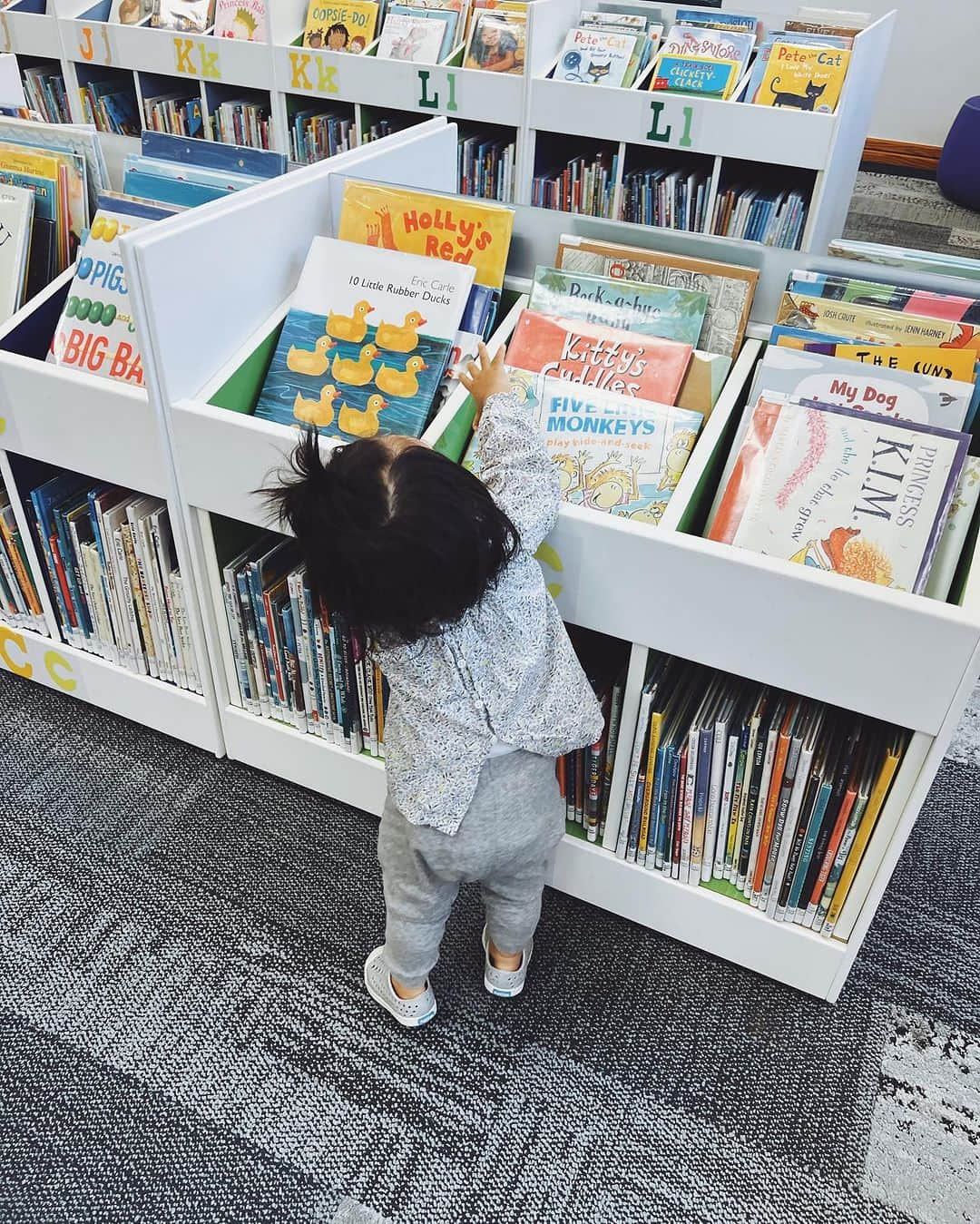 翁安芸さんのインスタグラム写真 - (翁安芸Instagram)「Baby story time @pitkincountylibrary 📚🐵  次女と図書館で毎週開催される 赤ちゃん向けの絵本の読み聞かせ会へ🤍  毎週お友達と図書館でたくさん遊べて あたちはとっても楽しそう👶🏻❤️  #library #aspen #pitkincountylibrary #babystorytime」8月18日 14時21分 - akinyc