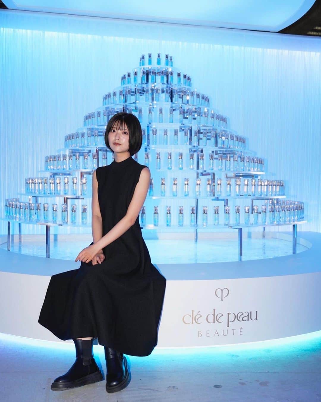 工藤美桜のインスタグラム：「クレ・ド・ポー ボーテの誕生から 10周年を迎える美容液『ル・セラム』の POPUPイベント『輝きの原点にもどる鍵』へ参加してきました。  会場内はル・セラムのように輝きに溢れていた素敵空間〜。♡  "輝きの原点にもどる鍵"というコンセプトで、 ナレーションを聞きながら各ブースを体感し 自分自身ともっと向き合い、もっと輝けるようになりたい！ と思えたイベントでした。  ブースで実際に ル・セラムを体験させていただきました🫧 もっちりとしたテクスチャーで すっっと馴染み お肌がふっくらし艶々した質感に…！  こちらのイベントは事前予約制で、 2023年8月18日(金)~8月27日(日)までです。 皆さまもぜひ♡  @cledepeaubeaute  #クレドポーボーテ #ルセラム #細胞からはじまる輝き #pr」