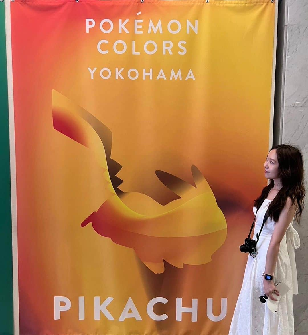 泉侑里のインスタグラム：「⚡️ . 横浜で 「#ポケモンWCS2023 」を開催してくれて ありがとうございました！！！！！ . 子供の時から遊んでいたみなとみらいの街が、 ポケモンがいる世界みたいで本当に嬉しかった…💗 来年の開催地はハワイです！（行きたい） . 見事にグッズ抽選やイベントの抽選も外れちゃったから、 街中ぶらりエンジョイ勢でしたが満足🥺💓 欲を言えば海外ポケモングッズ買いたかったけど…😂😂  画像はランドマークプラザ5階で開催されていた 企画展「#POKÉMONCOLORS」に行った時の🫶✨ . このイベントは4つのアクティビティと1つの インスタレーションを通して、ポケモンと一緒に 色とりどりの世界を体感できるというもの…😌⚡️ . Sghrのグラスなどオリジナルグッズもたくさんあって わたしはバケハを買ったよ〜💫🎵 . ーー  @jobcaree ←で詳しくスポットのレビューしました🙌  ーーーー  #ポケモン #pokemon #pokemonart #pokemoncards #ポケカ　#ポケモンカード　#ポケモンgo #yokohama #横浜 #横浜グルメ #ポケカ好きと繋がりたい」