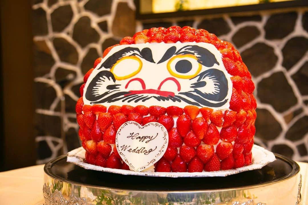 ホテル国際21のインスタグラム：「※ 【weddingレポート】 ウエディングケーキのセレモニー というとケーキ入刀が一般的ですが お二人は"だるまの目入れ“の セレモニーを行いました❣️ 親御様によるお手本バイトも大盛り上がり☺️  ♥｡･ﾟ♡ﾟ･｡♥｡･ﾟ♡ﾟ･｡♥｡･ﾟ♡ﾟ・。゜♥｡ﾟ♡ﾟ･｡♥｡･ﾟ♡ﾟ･｡♥｡･ﾟ♡ﾟ･｡♥｡. . ブライダルフェア受付中です🎉 ご予約は @hotelkokusai21_bridal の HPから出来ます🌟 . ｡♥｡･ﾟ♡ﾟ･｡♥｡･ﾟ♡ﾟ･｡♥｡･ﾟ♡ﾟ・。゜♥｡ﾟ♡ﾟ･｡♥｡･ﾟ♡ﾟ･｡♥｡･ﾟ♡ﾟ･👰🤵✨  . #ホテル国際21　#ウェディング　#ホテルウェディング　#ブライダル　#長野結婚式　#長野市結婚式　#長野花嫁 #長野県　#長野市　#結婚式場　#結婚式　#披露宴会場　#チャペル　#衣裳　#白無垢　#紋付袴　#コーディネート　#ヘアメイク　#花嫁ヘア　#花嫁メイク　#ブーケ　#ウェディングケーキ　#だるまケーキ　#だるまに目入れ　#全国のプレ花嫁さんと繋がりたい　#花嫁　#プレ花嫁　#卒花　#前撮り　#後撮り」