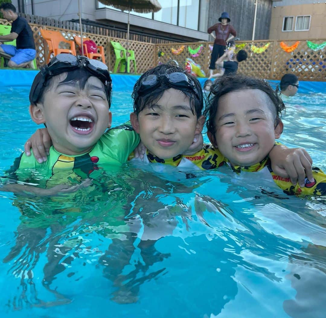 しょうやんのインスタグラム：「プール。  実は仲良いんやで。 夏を満喫しております。  この写真見てたら笑顔なれる。  今週から夏休み最終 長期旅行いってきやす。  皆さんも楽しんでください。  #しょうやん男三兄弟 #男三兄弟 #三兄弟 #子供のいる暮らし」