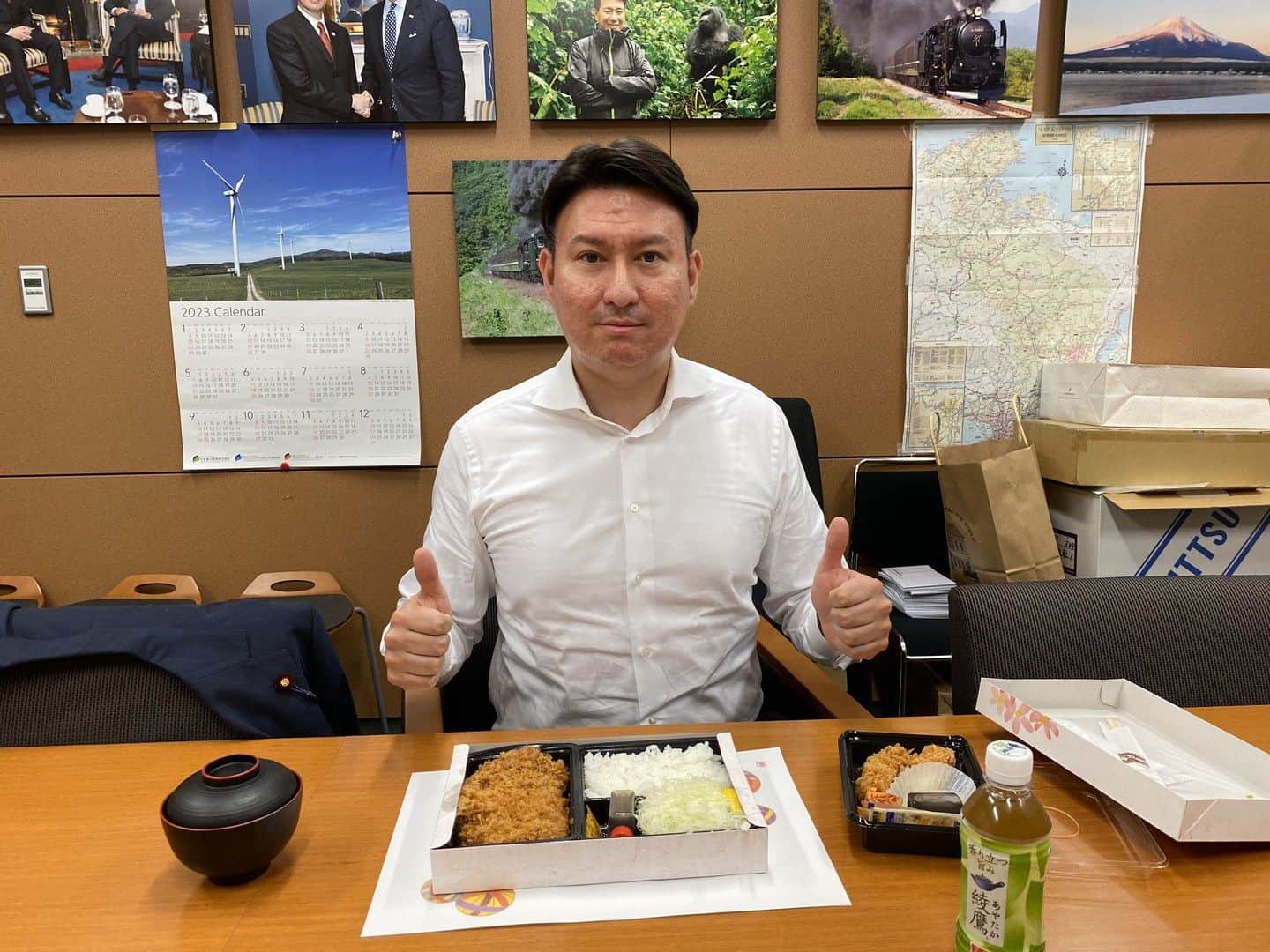 前原誠司のインスタグラム：「一昨日の夜、国会の自室で斎藤アレックス代議士と縁起を担いで「とんかつ弁当」をいただきました。エビフライ一尾もついて、お腹いっぱいになりました。ご馳走様でした。（誠）#まえはランチ」