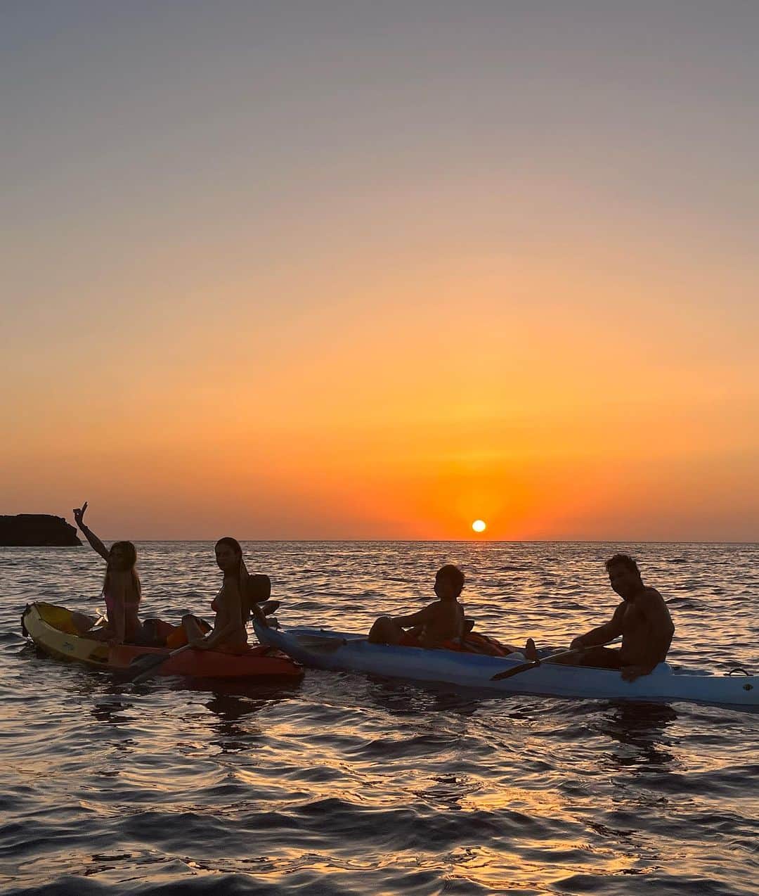 アレッサンドラ・アンブロジオさんのインスタグラム写真 - (アレッサンドラ・アンブロジオInstagram)「Chasing sunsets… 🌅🛶✨  #kayaking #sunsetlovers #tbt」8月18日 14時39分 - alessandraambrosio